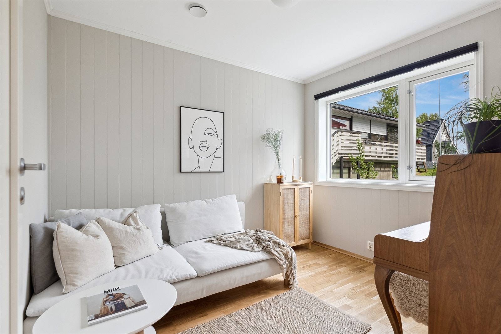 Hele fire soverom gir mange valgmuligheter til familien, og det ene rommet nede er i dag i bruk som en ekstra stue. Galleribilde