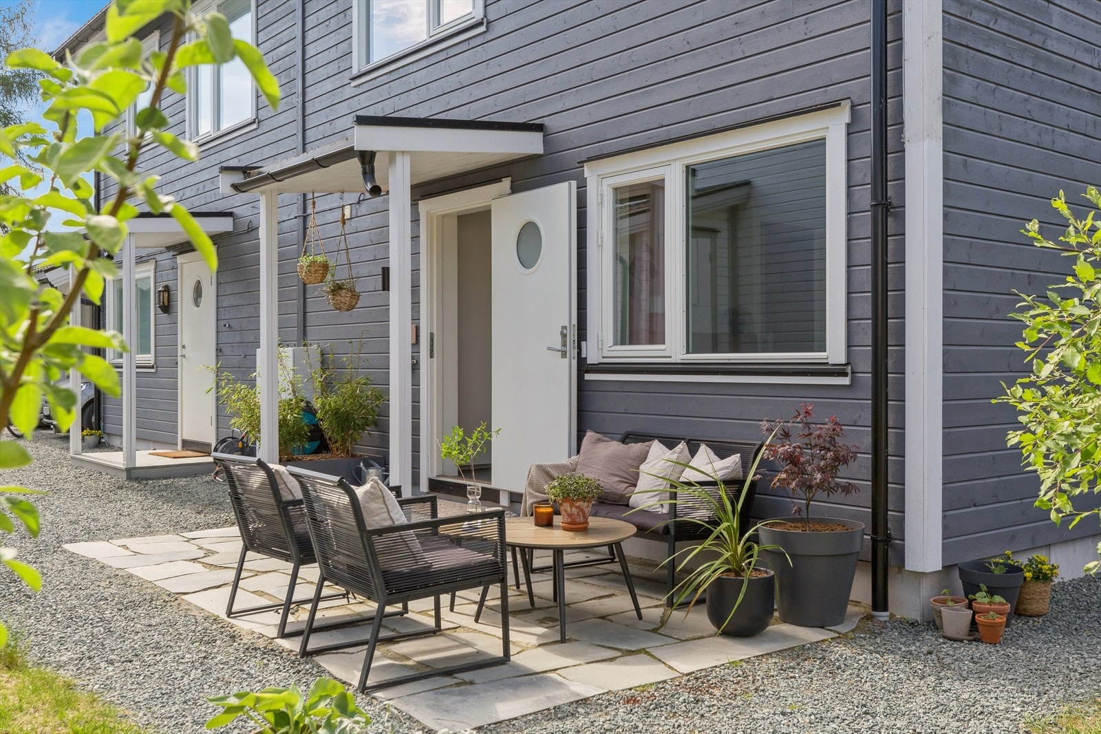 Ved inngangen er det etablert en koselig markterrasse med plass til en sittegruppe for rolige morgenstunder. Galleribilde