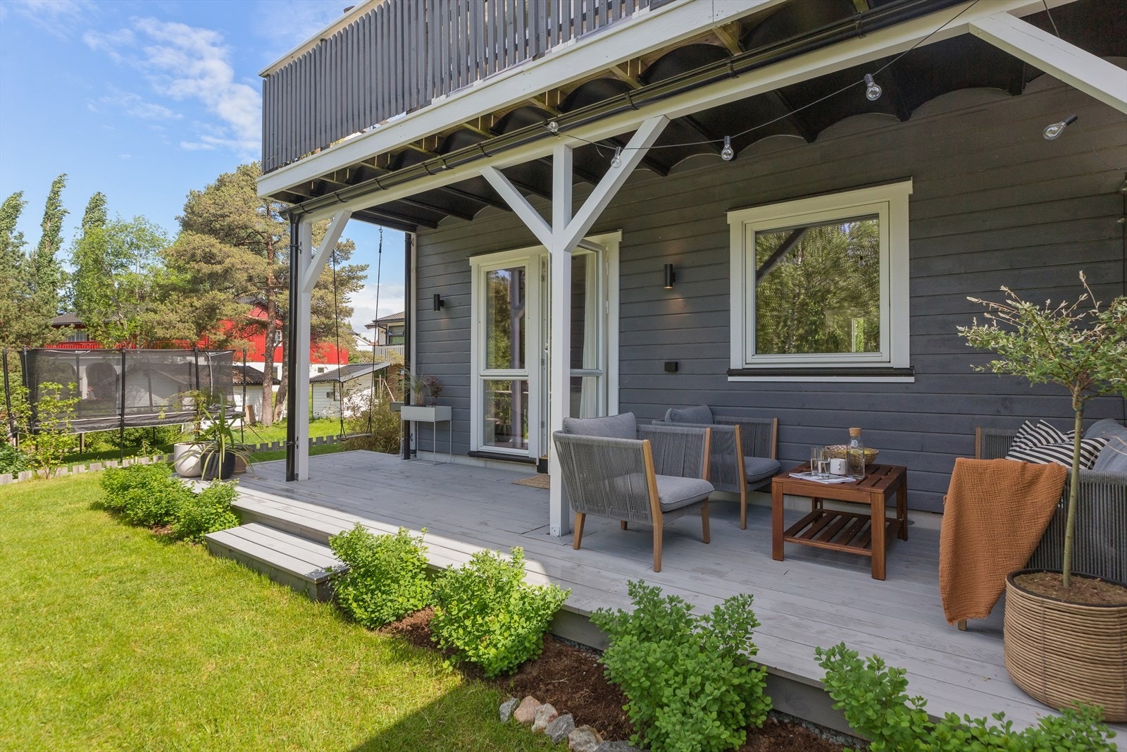 Dette er en innbydende halvpart av en vertikaldelt tomannsbolig fra 2016, med fin planløsning over to etasjer. Galleribilde