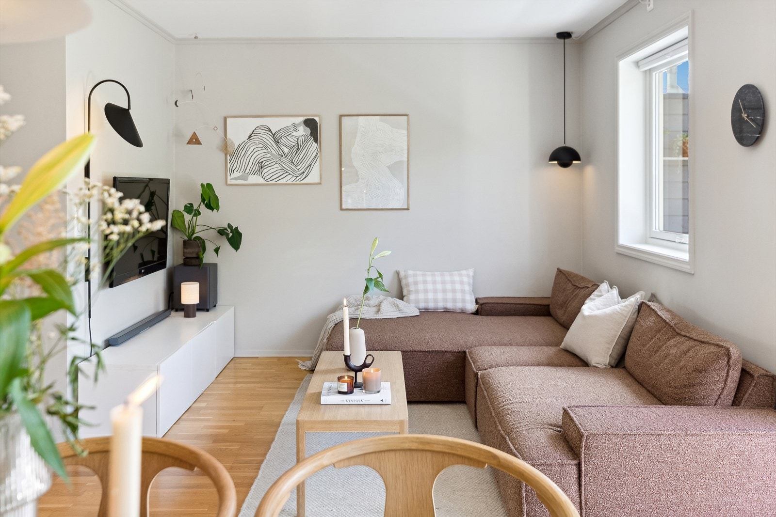 I stuen kombineres parkettgulv med duse og delikate vegger. Galleribilde