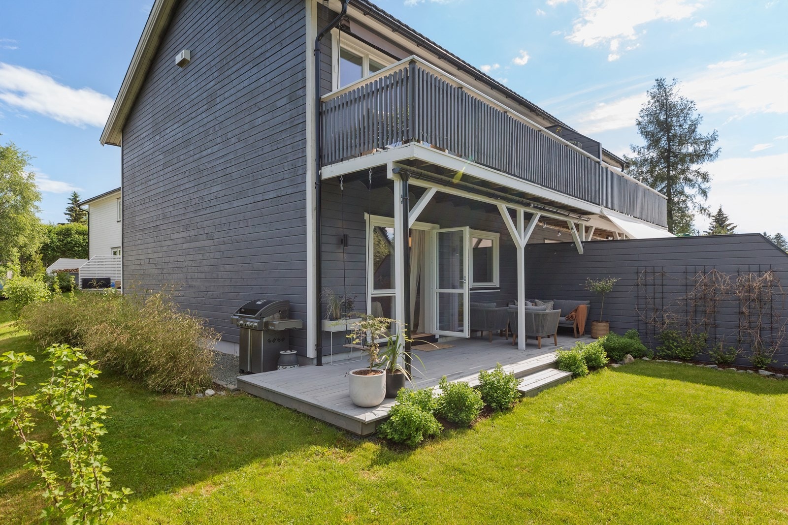 Et flott uteareal innbyr til hygge gjennom hele sommeren, med egen hage og en herlig terrasse på ca. 18 kvm. Galleribilde