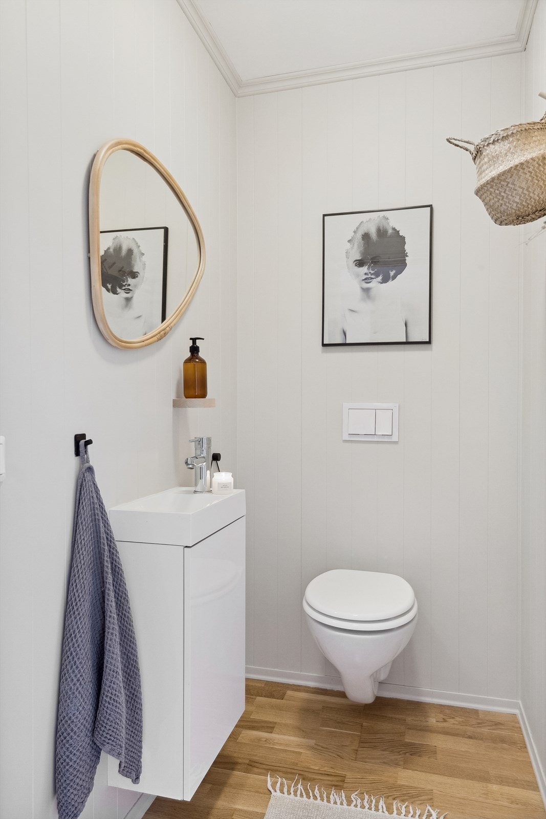 Boligen har wc i begge etasjer, og ved stuen er det et praktisk gjestetoalett. Galleribilde