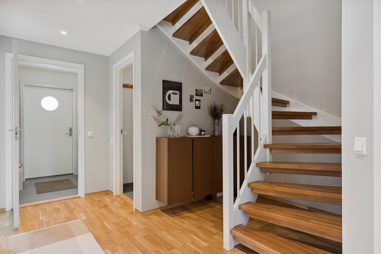 Under trappa passer det fint å innrede med skap eller andre garderobeløsninger. Galleribilde