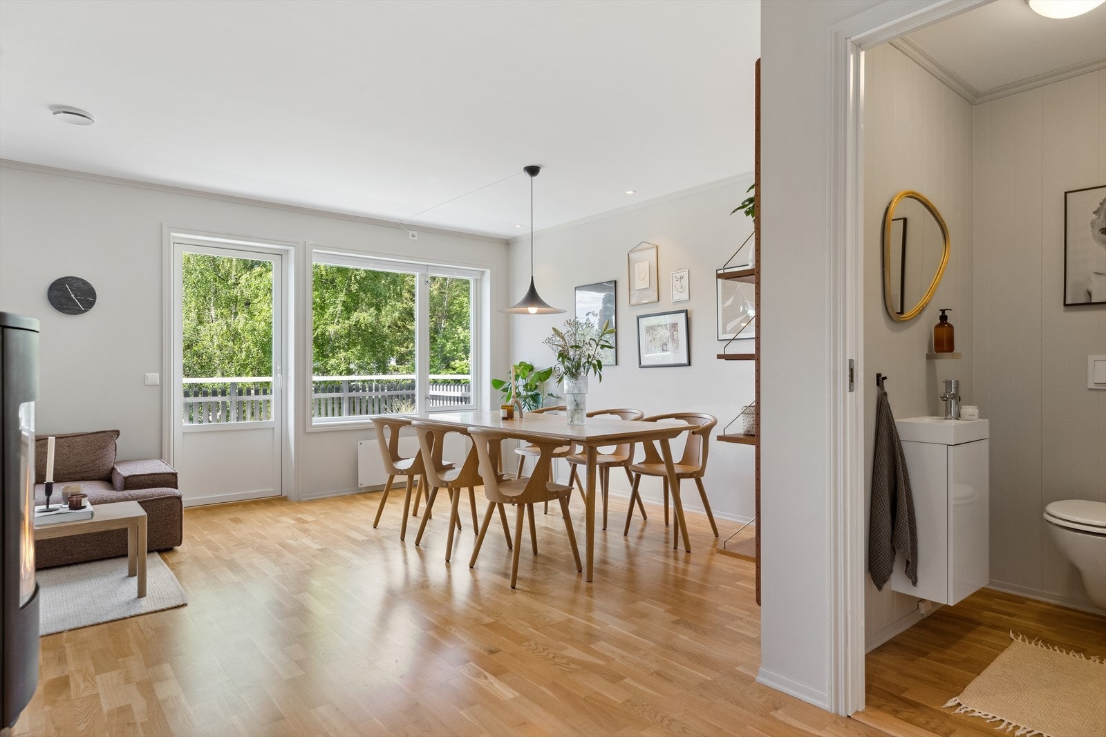 Stuen innbyr til både rolige og sosiale kvelder. Galleribilde