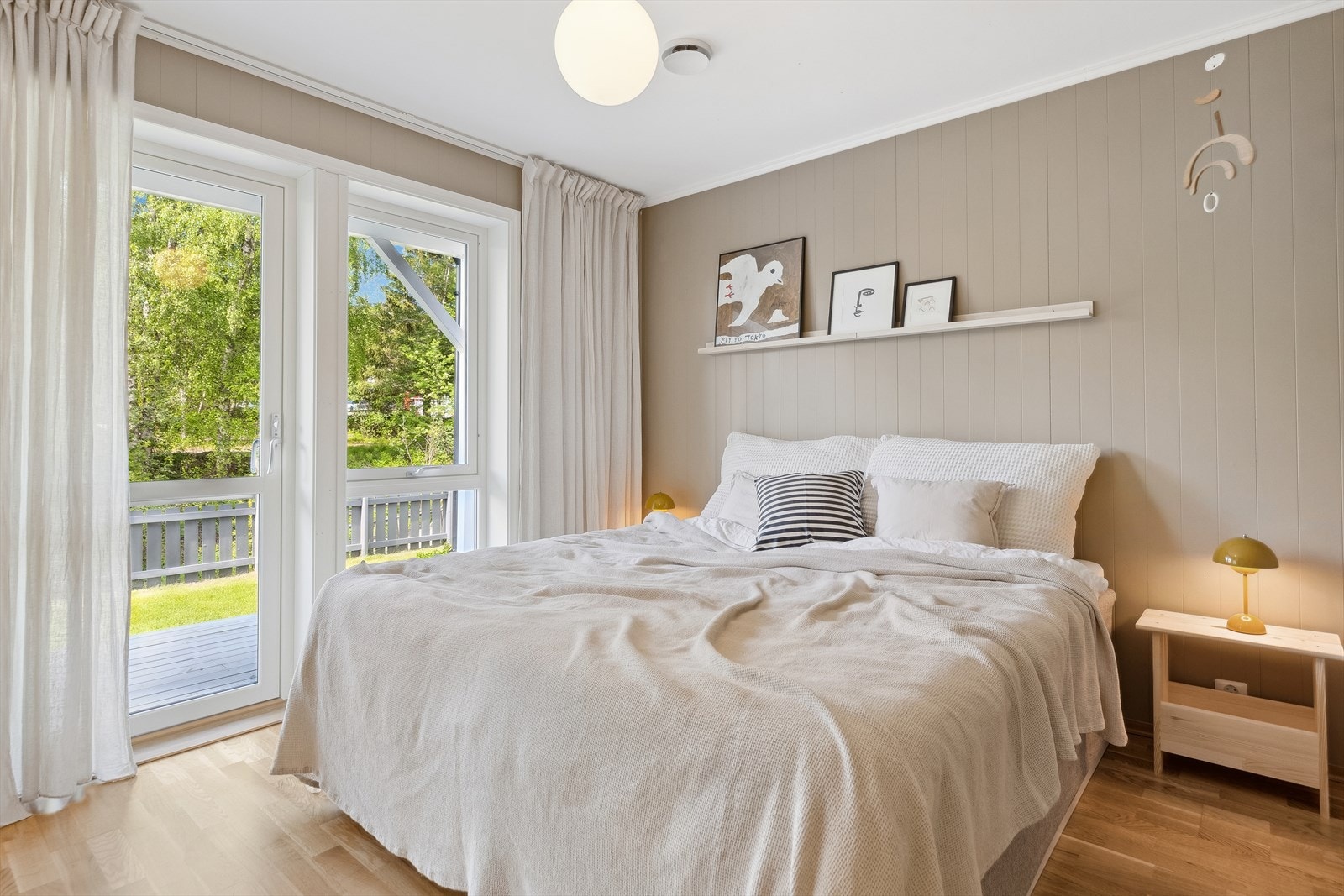 Boligen har fire stilfulle soverom, fordelt med ett i andre etasje og tre sammen i første etasje. Galleribilde