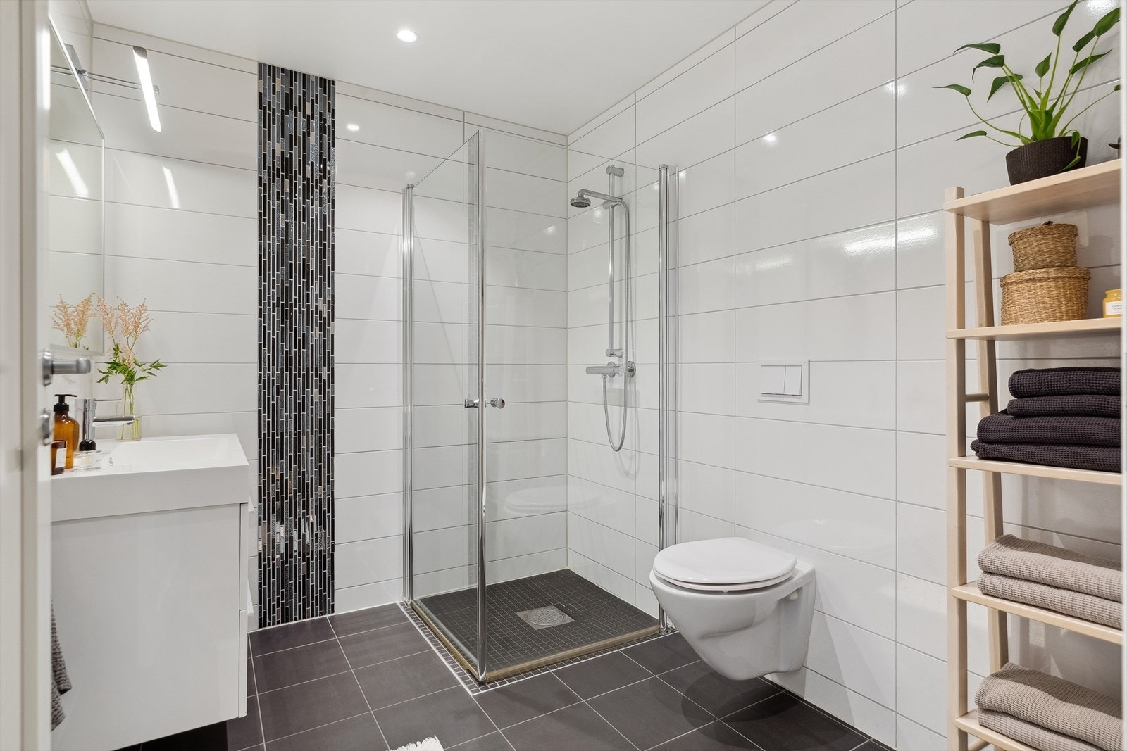 Både downlights og varmekabler er installert på badet. Galleribilde