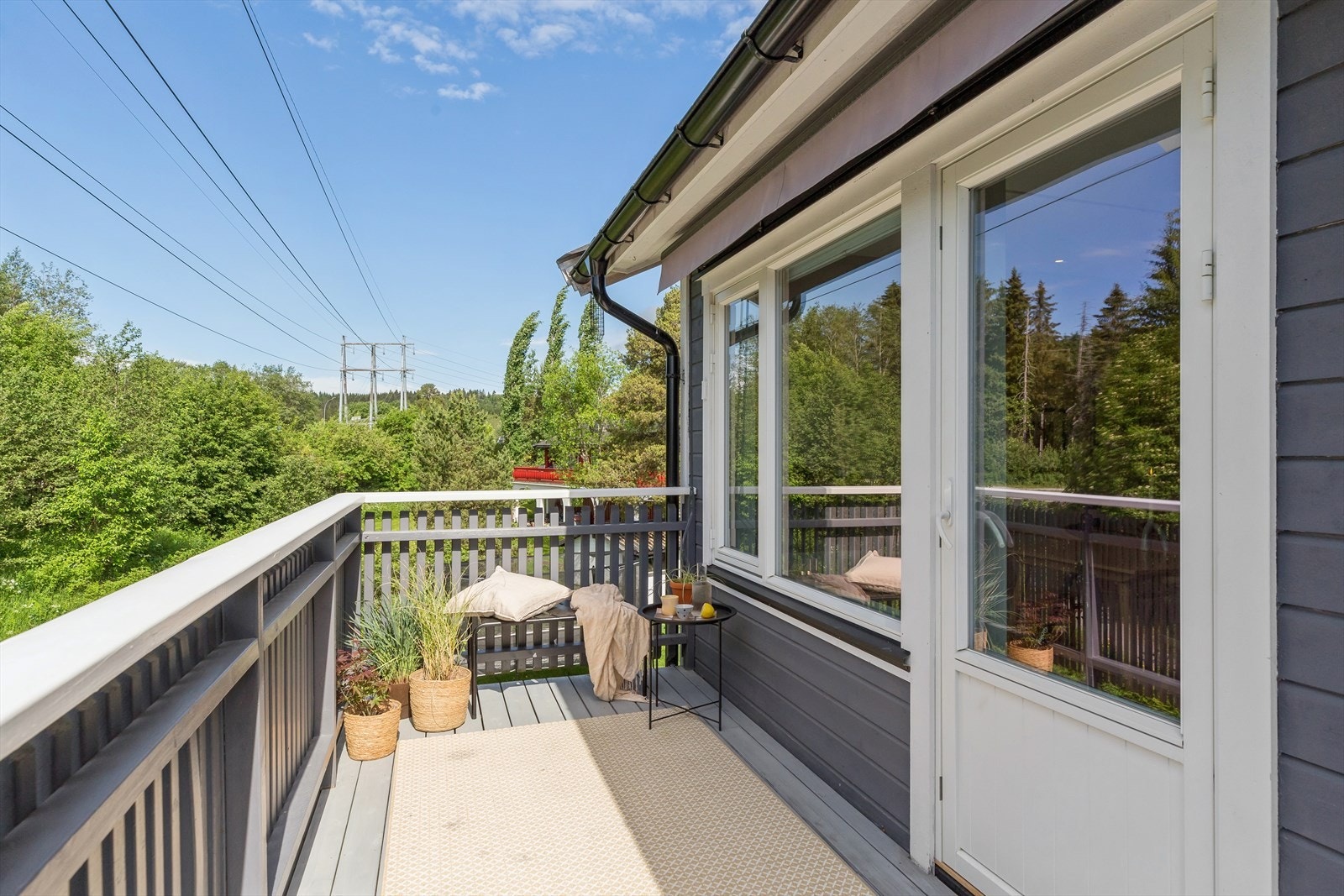 Utenfor stuen har boligen en herlig balkong på ca. 11 kvm, utstyrt med markise, belysning og stikkontakt. Galleribilde