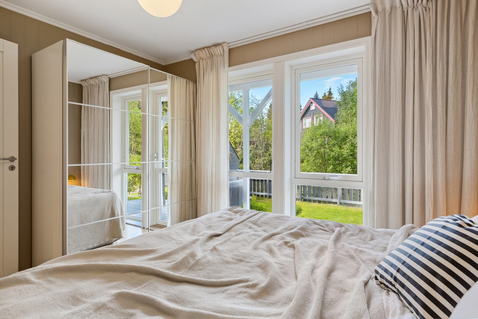 Hovedsoverommet har skyvedørsgarderobe, og det er direkte utgang til den solfylte terrassen i hagen. Galleribilde