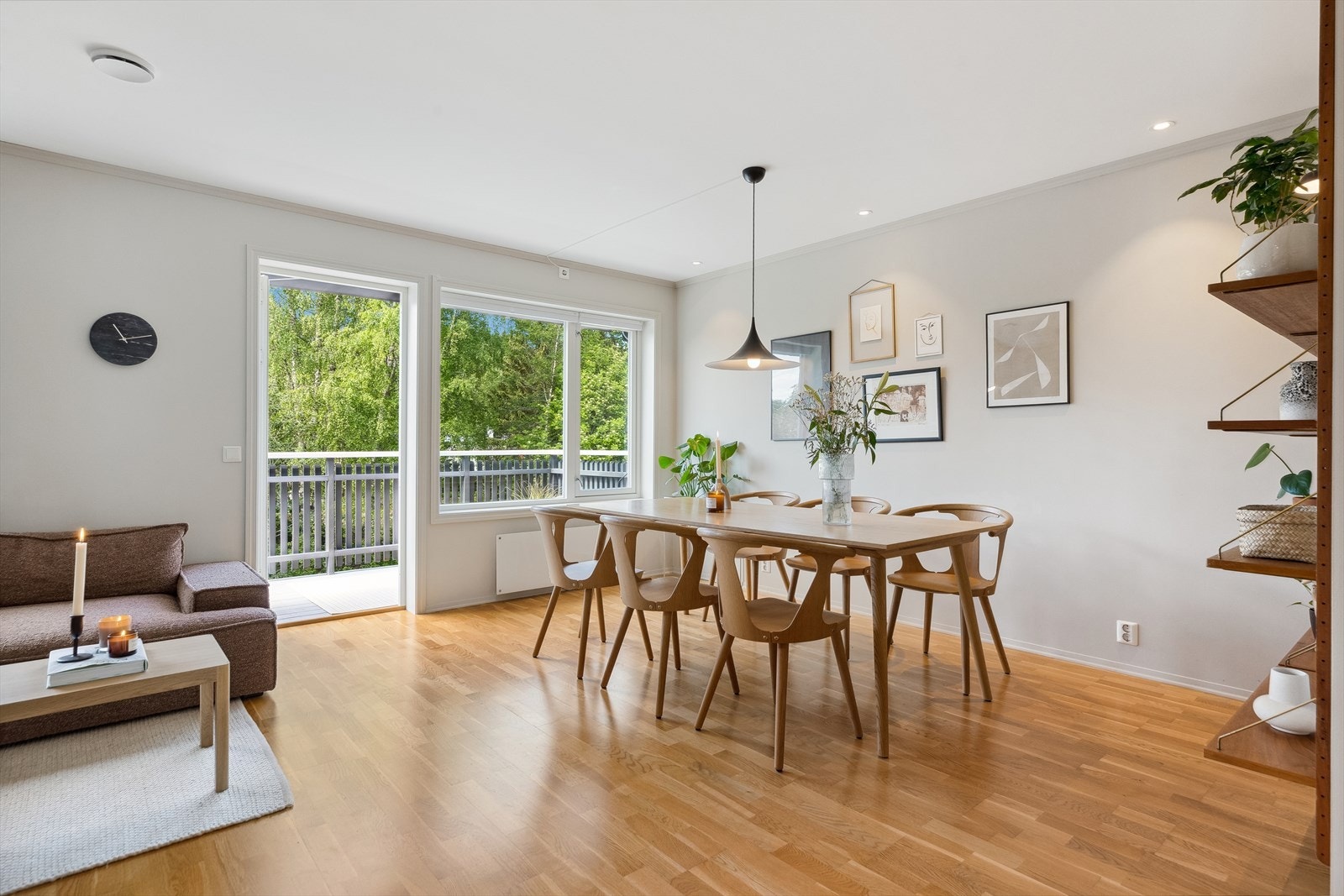 Stuen innredes enkelt med både sofagruppe, tv-seksjon og spiseplass - uten at det oppleves rotete. Galleribilde