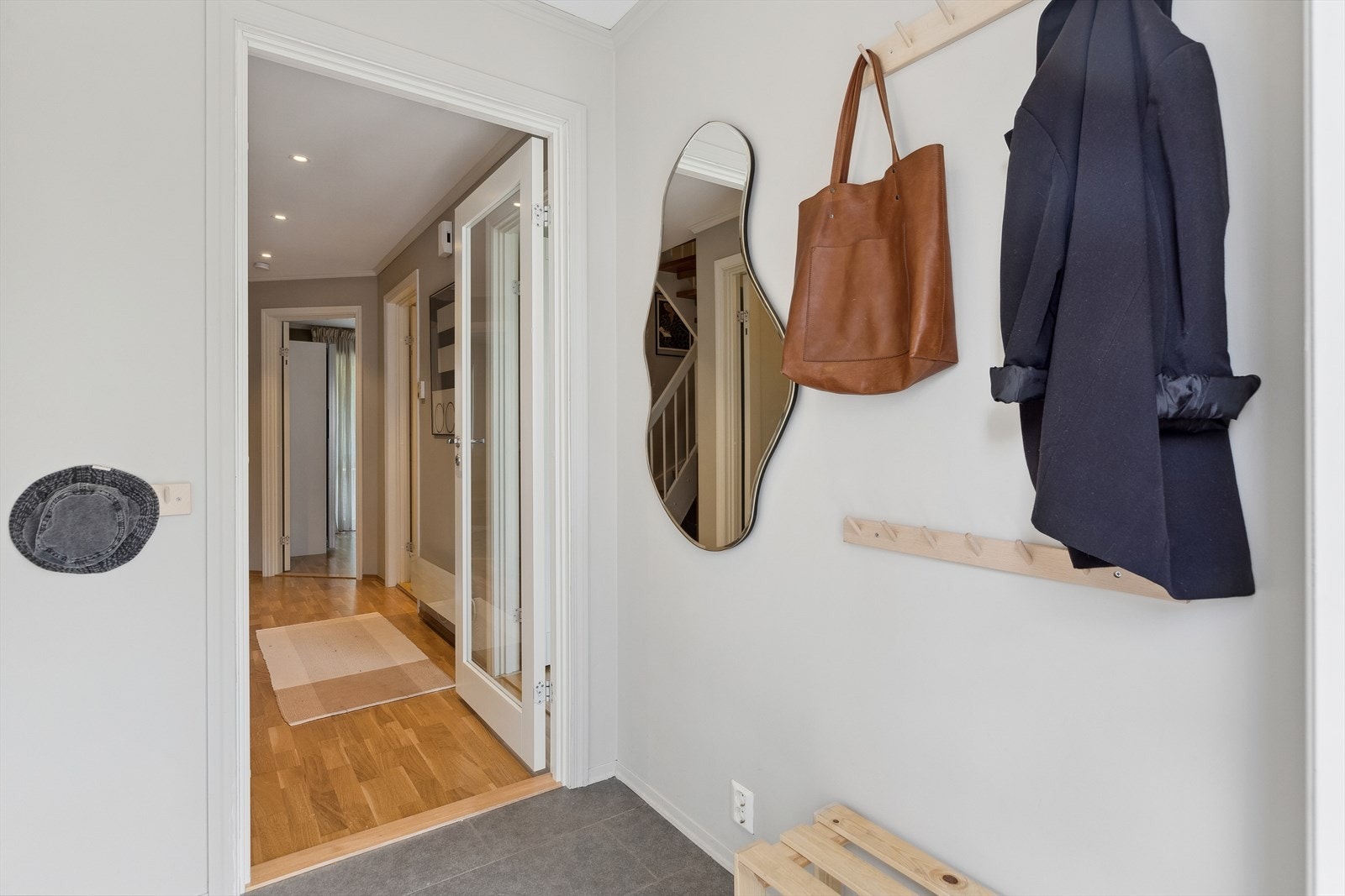 Entreen gir et godt førsteinntrykk av boligen, med gulvfliser og duse vegger. Galleribilde