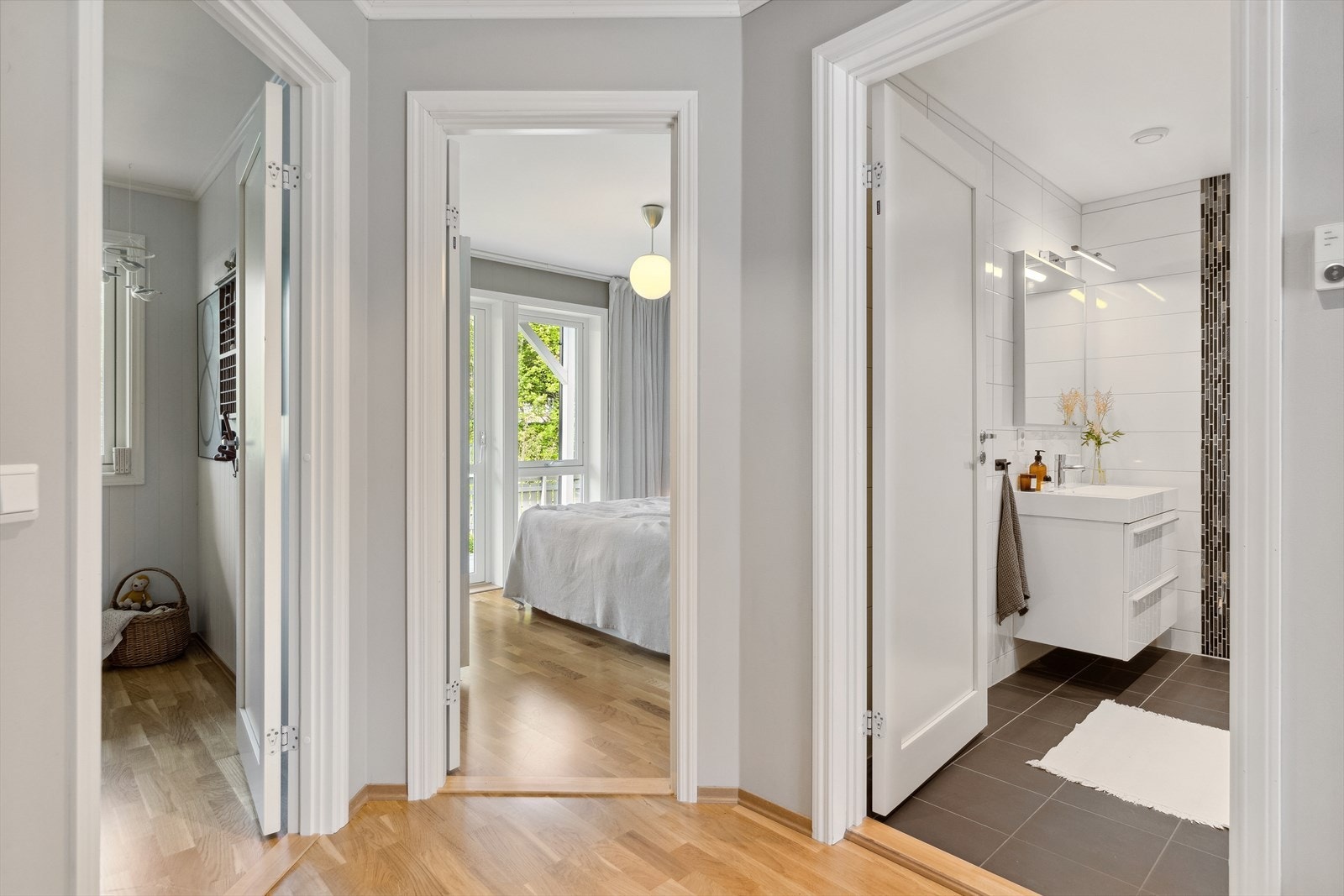 Badet ligger praktisk til ved tre av soverommene. Galleribilde