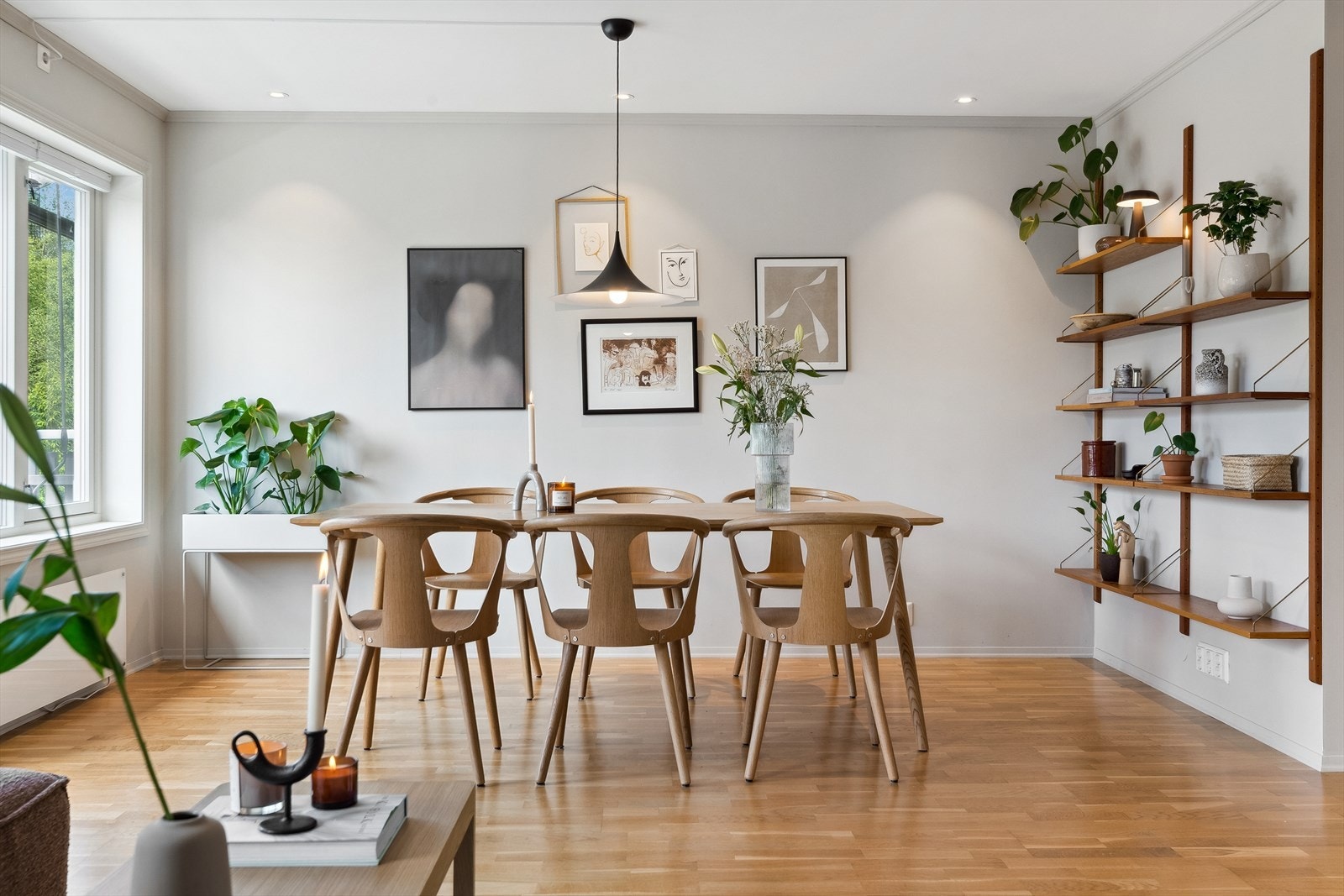 Her samles venner og familie for hyggelige måltider rundt et langbord. Galleribilde