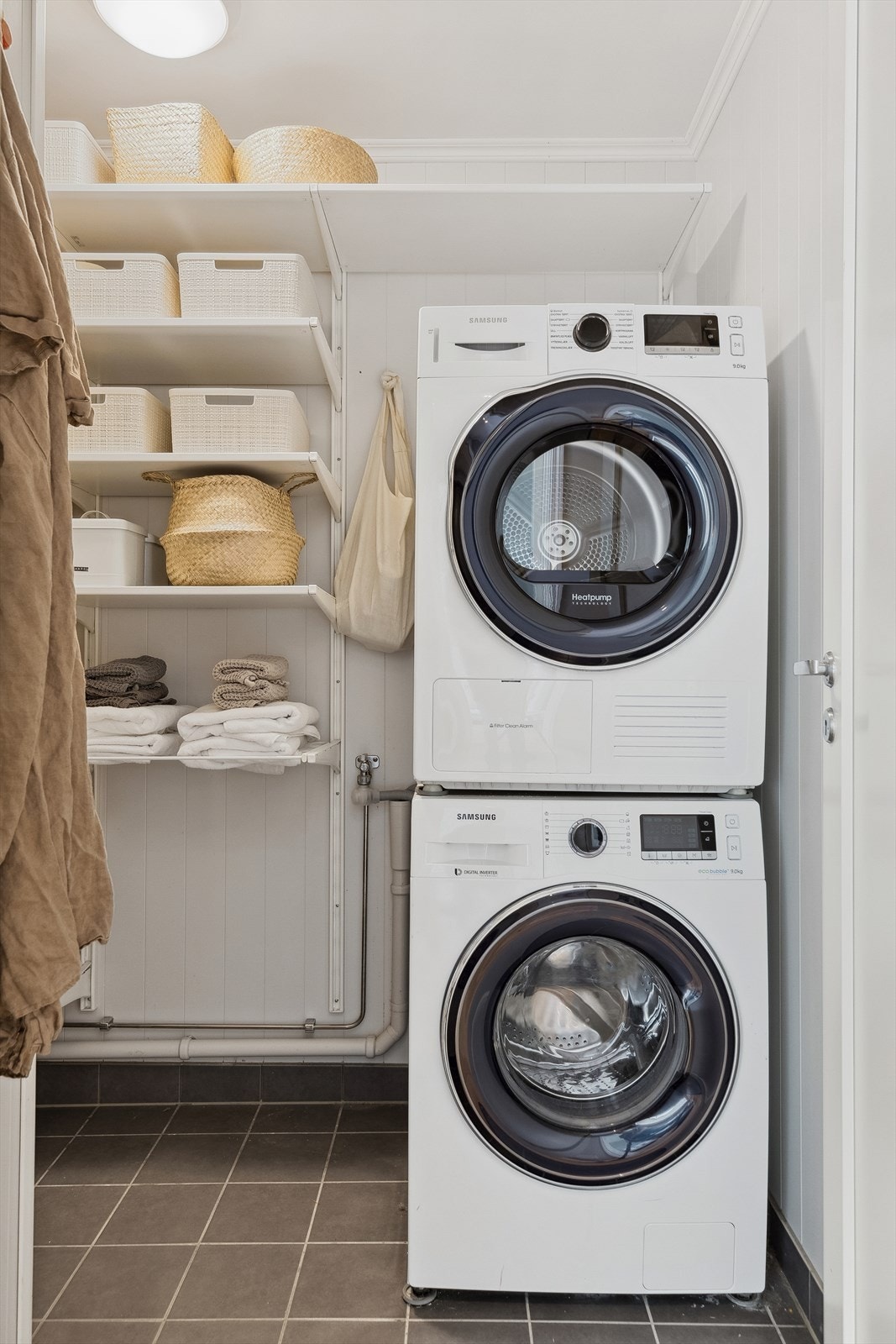 Boligen har et eget vaskerom i første etasje, med sentralstøvsuger og varmtvannsbereder på 200 liter. Galleribilde