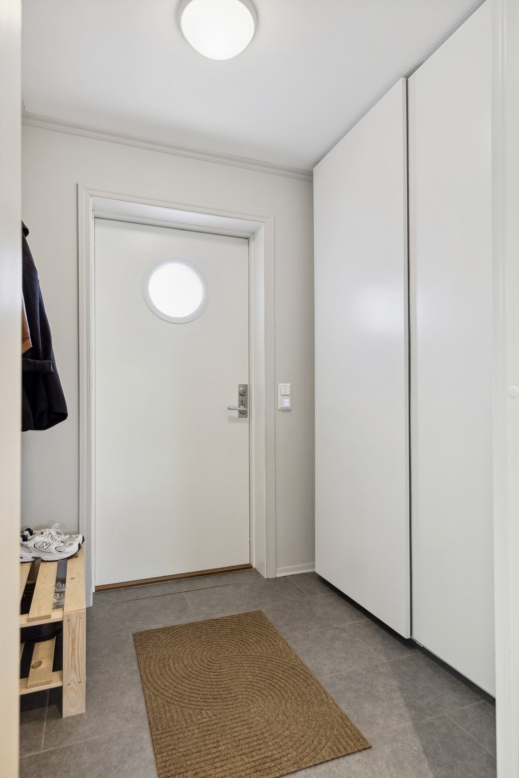 Jakker og annet yttertøy ryddes enkelt bort i en stor skyvedørsgarderobe i entreen. Galleribilde