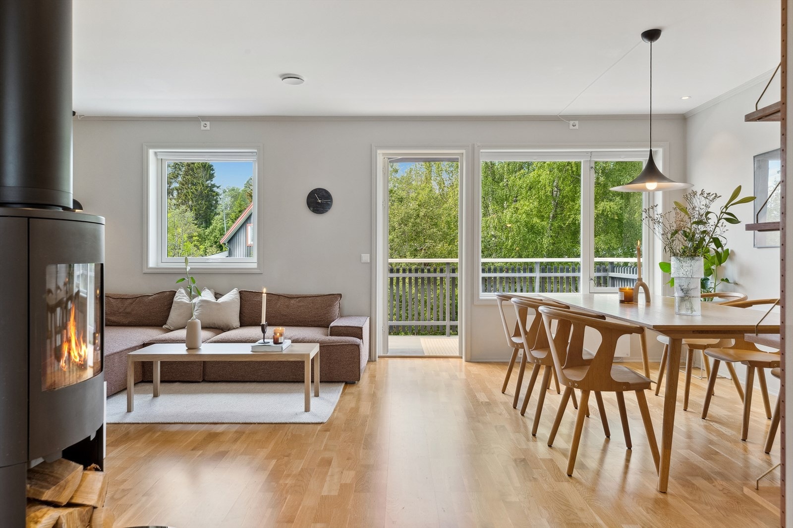 I andre etasje har boligen en romslig og meget pen stue, med godt lysinnslipp via store vinduer i front. Galleribilde