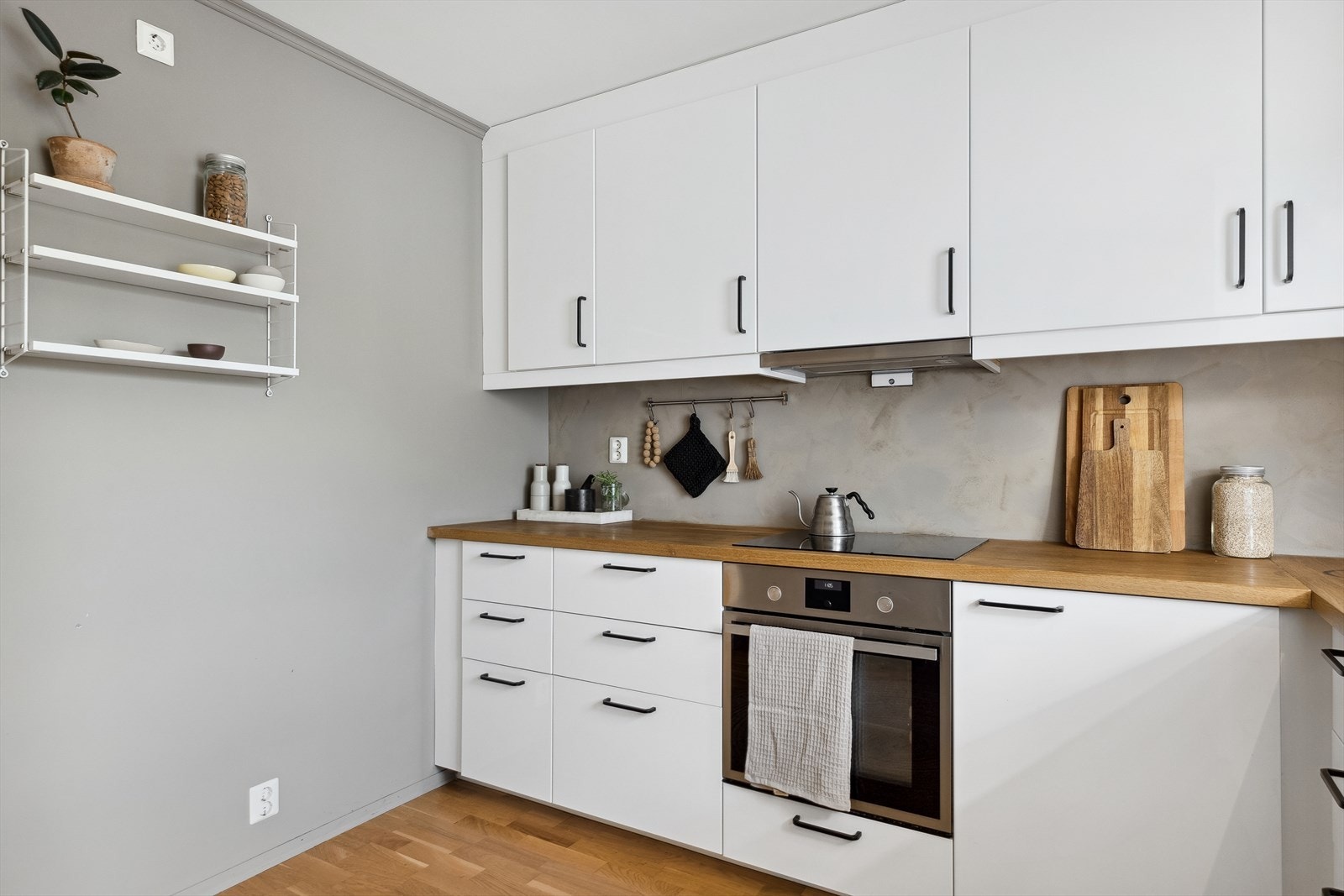 Kjøkkenet er oppført i en funksjonell L-form med god arbeidsflyt og skapplass. Galleribilde