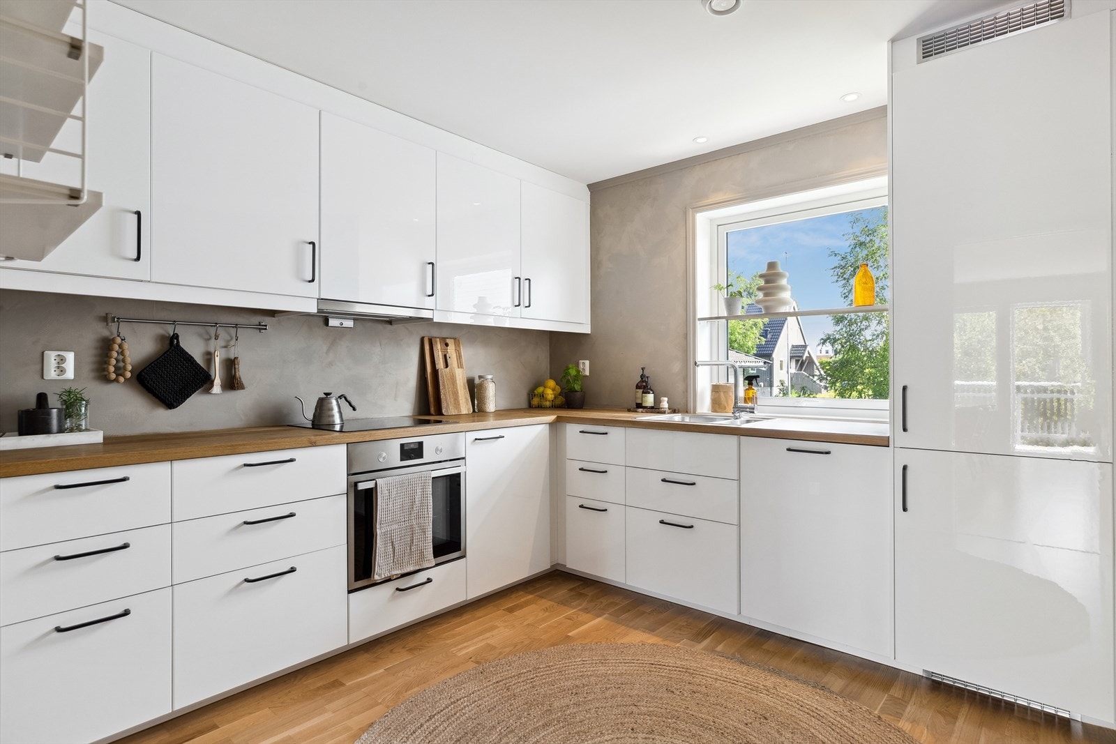 Boligen har et stilrent kjøkken med integrerte hvitevarer - inkludert en platetopp fra 2022. Galleribilde