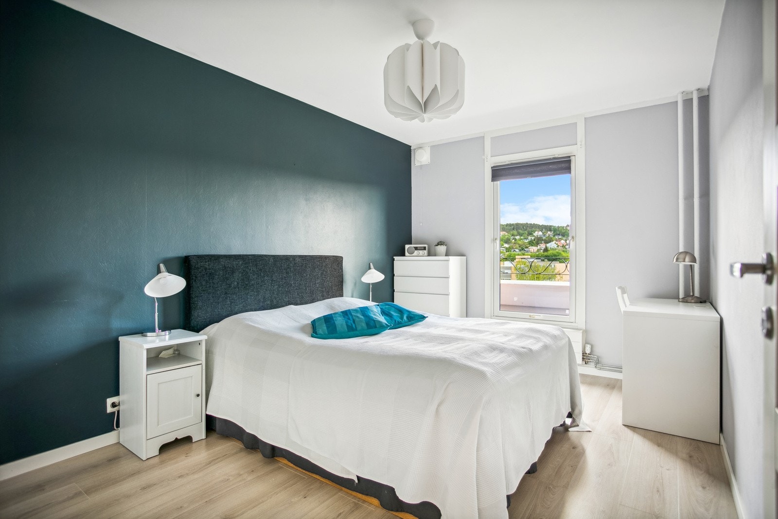 Romslig soverom med god plass for dobbeltseng. Galleribilde