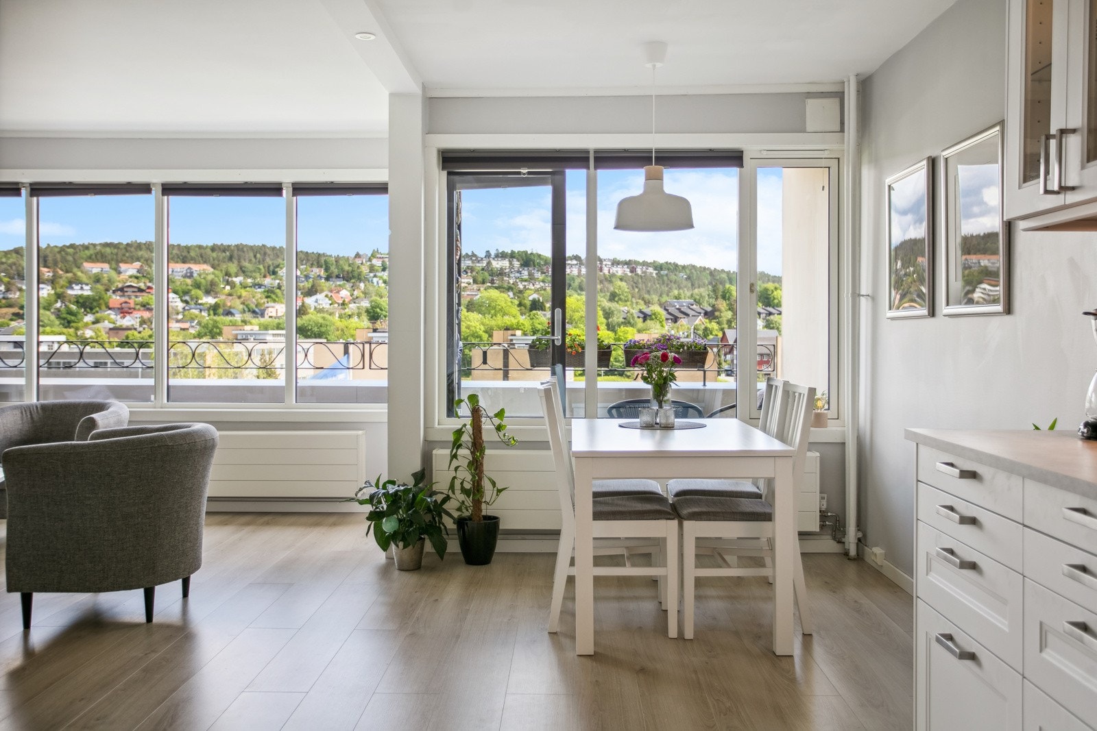 Meget lys og tivelig spiseplass med flott utsikt. Galleribilde