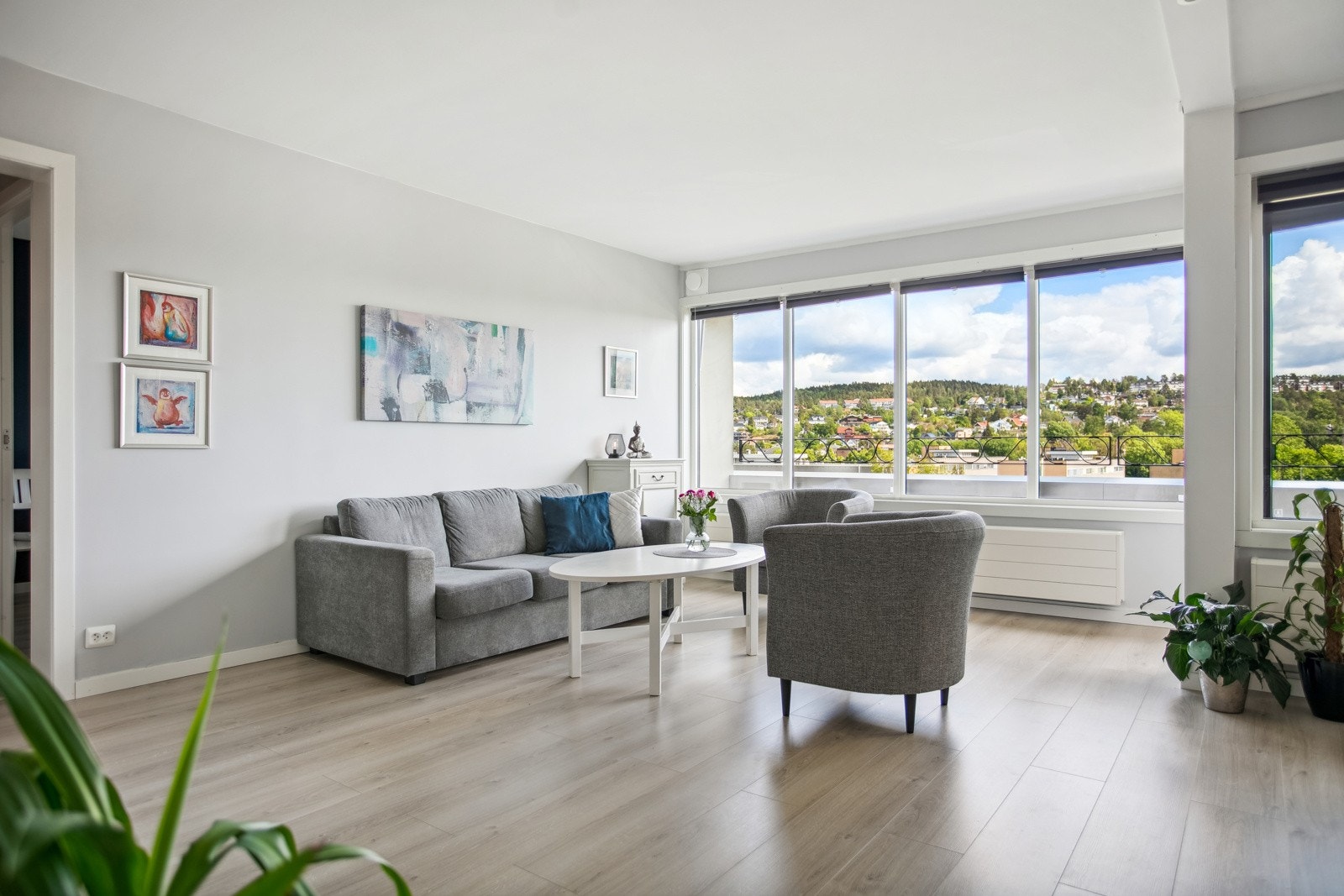 Stue med god plass for sofagruppe. Stue med store vinduer som slipper inn rikelig med naturlig dagslys. Alle vinduer og balkongdør er byttet i regi av borettslaget. Galleribilde
