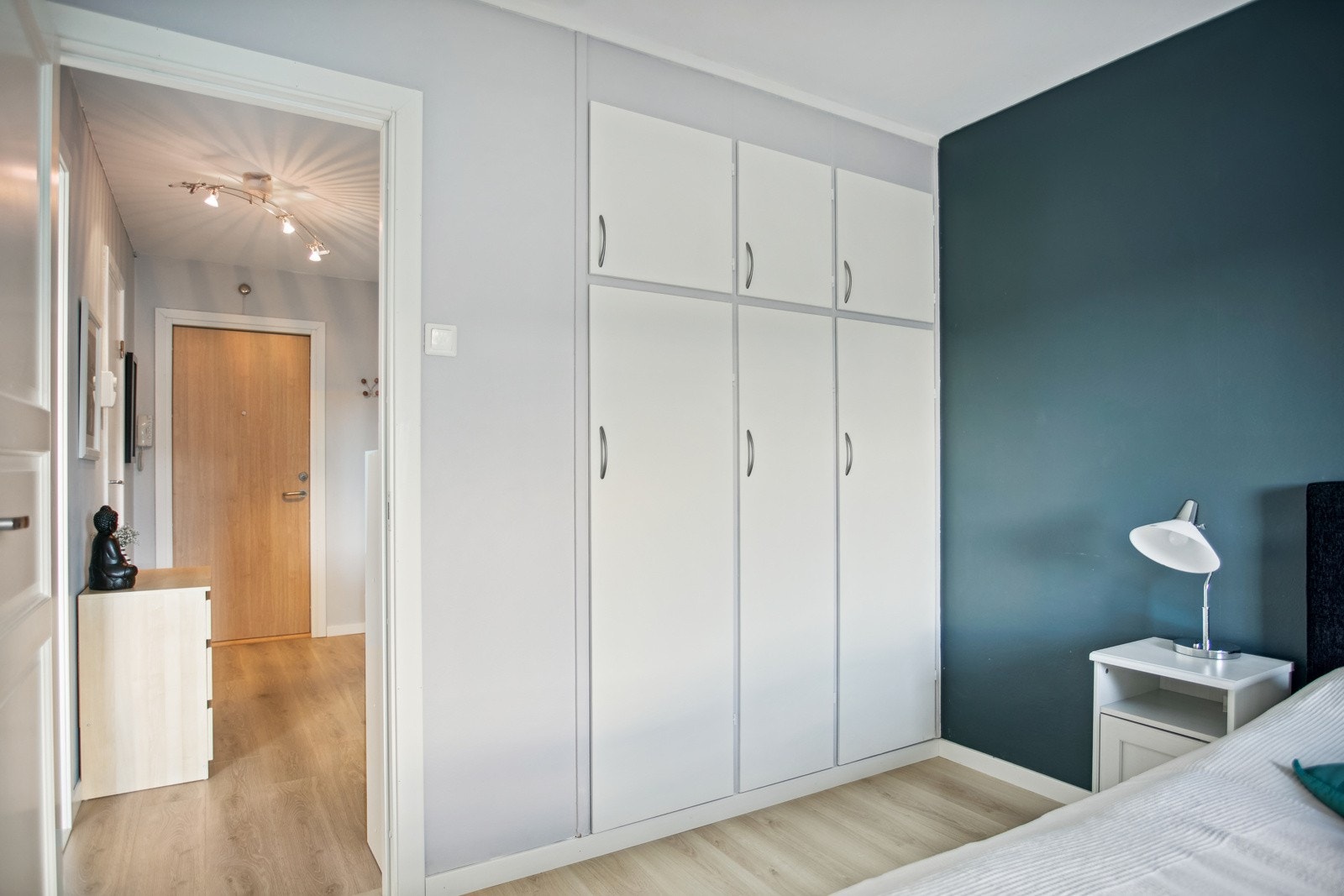 Soverom med plassbygd garderobeskap. Galleribilde