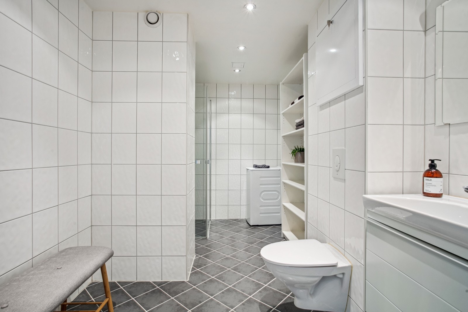 Lekkert, utvidet og rehabilitert baderom med innfelte downlights i himling. Galleribilde