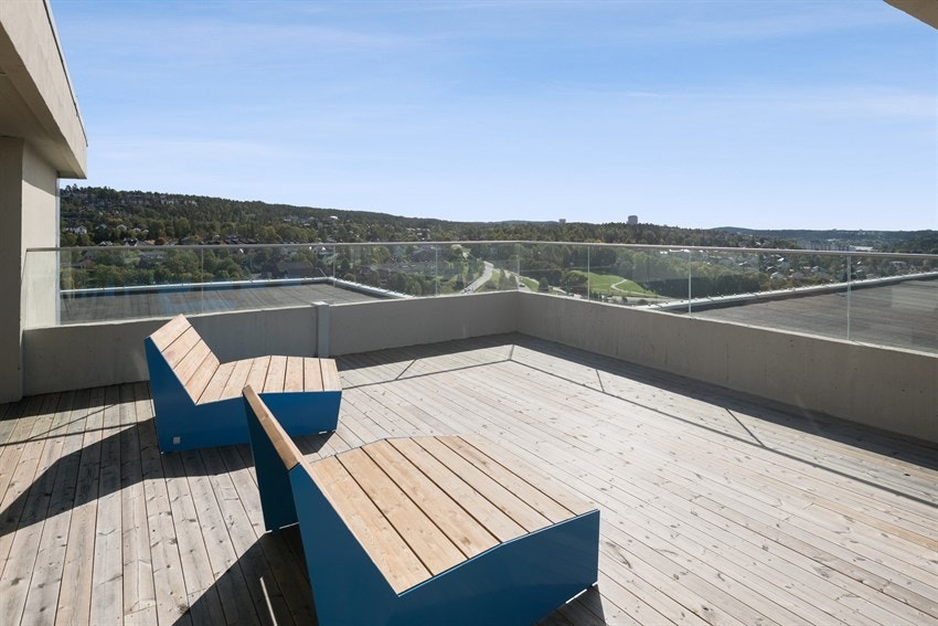Nåkkves vei 3 har en solrik takterrasse med nyere solsenger. Galleribilde