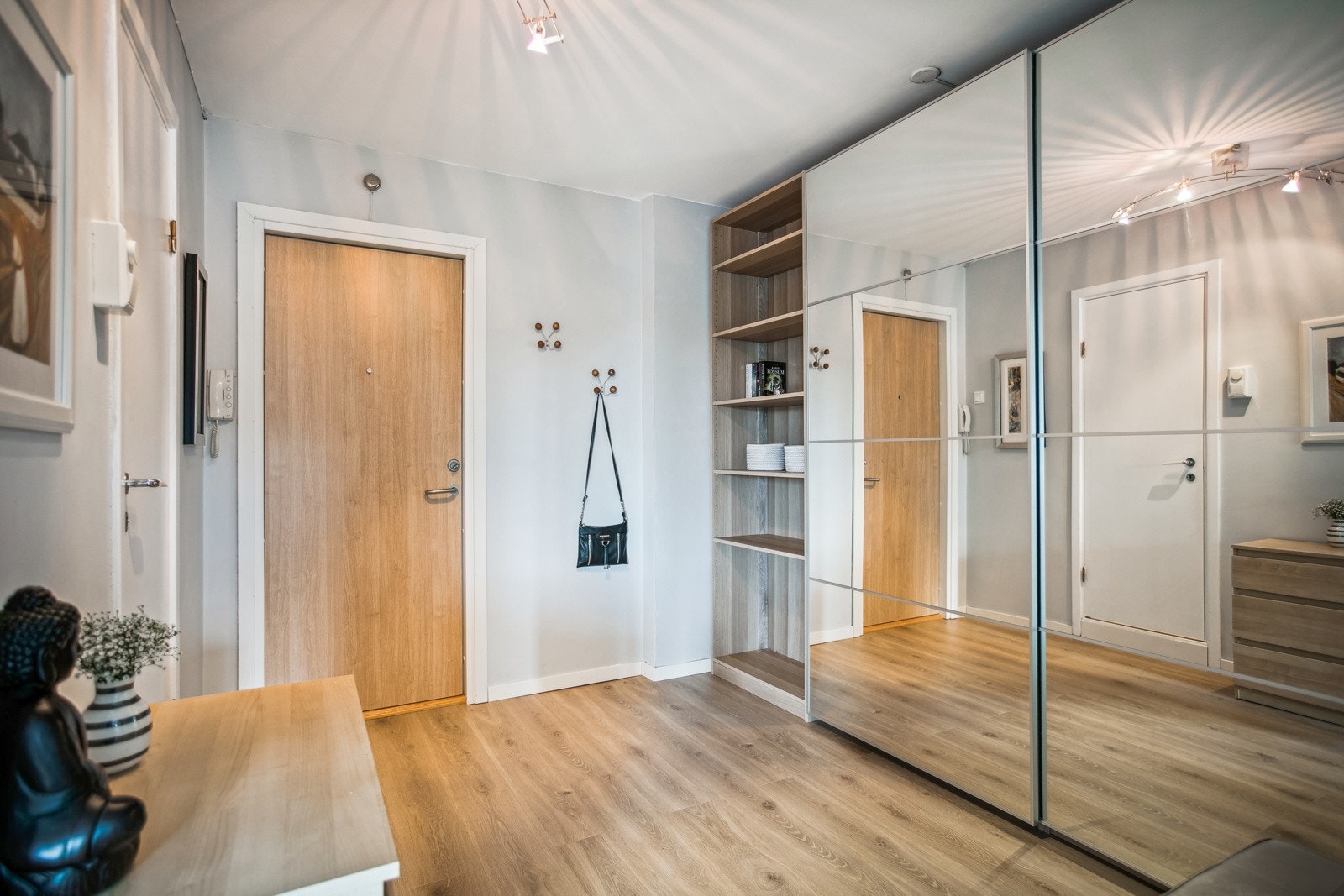 Romslig og utvidet entré med skyvedørsgarderobe. Galleribilde