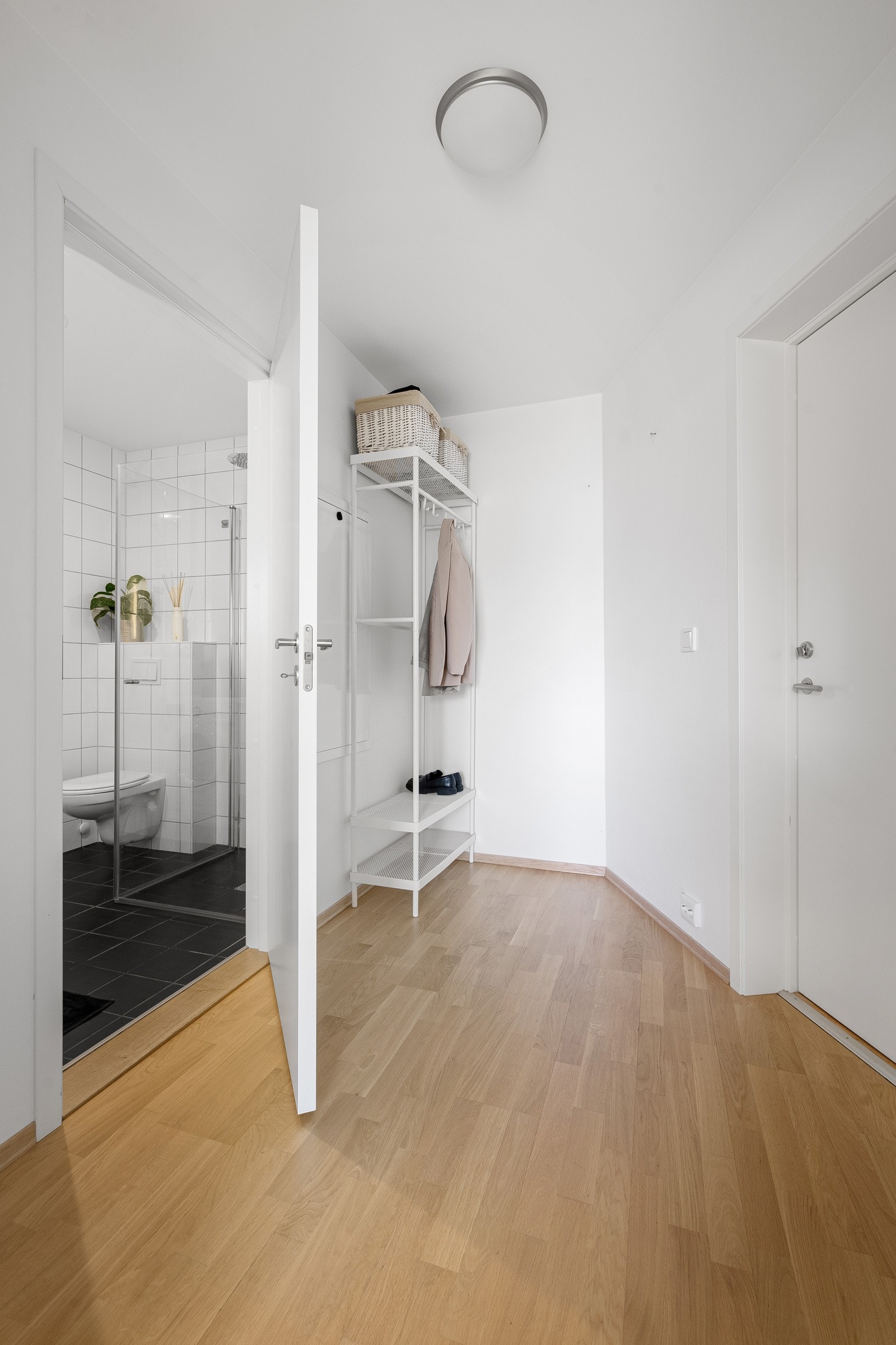 Badet har adkomst fra gangen. Galleribilde