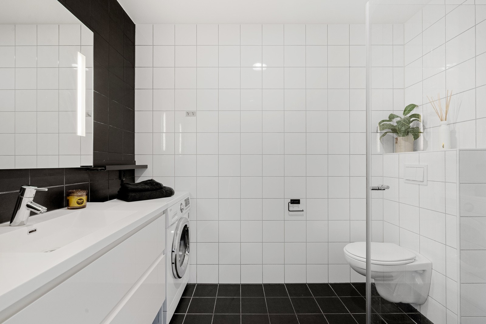 Innredning fra HTH og sensorstyrt belysning. Galleribilde