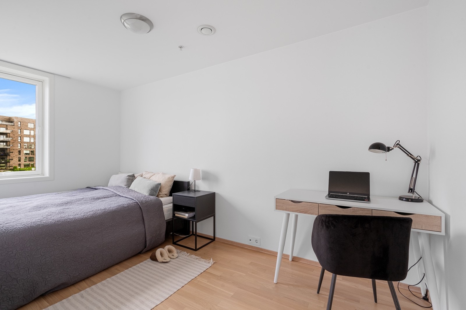 Soverommet er romslig og har også plass til kontorpult eller lignende. Galleribilde