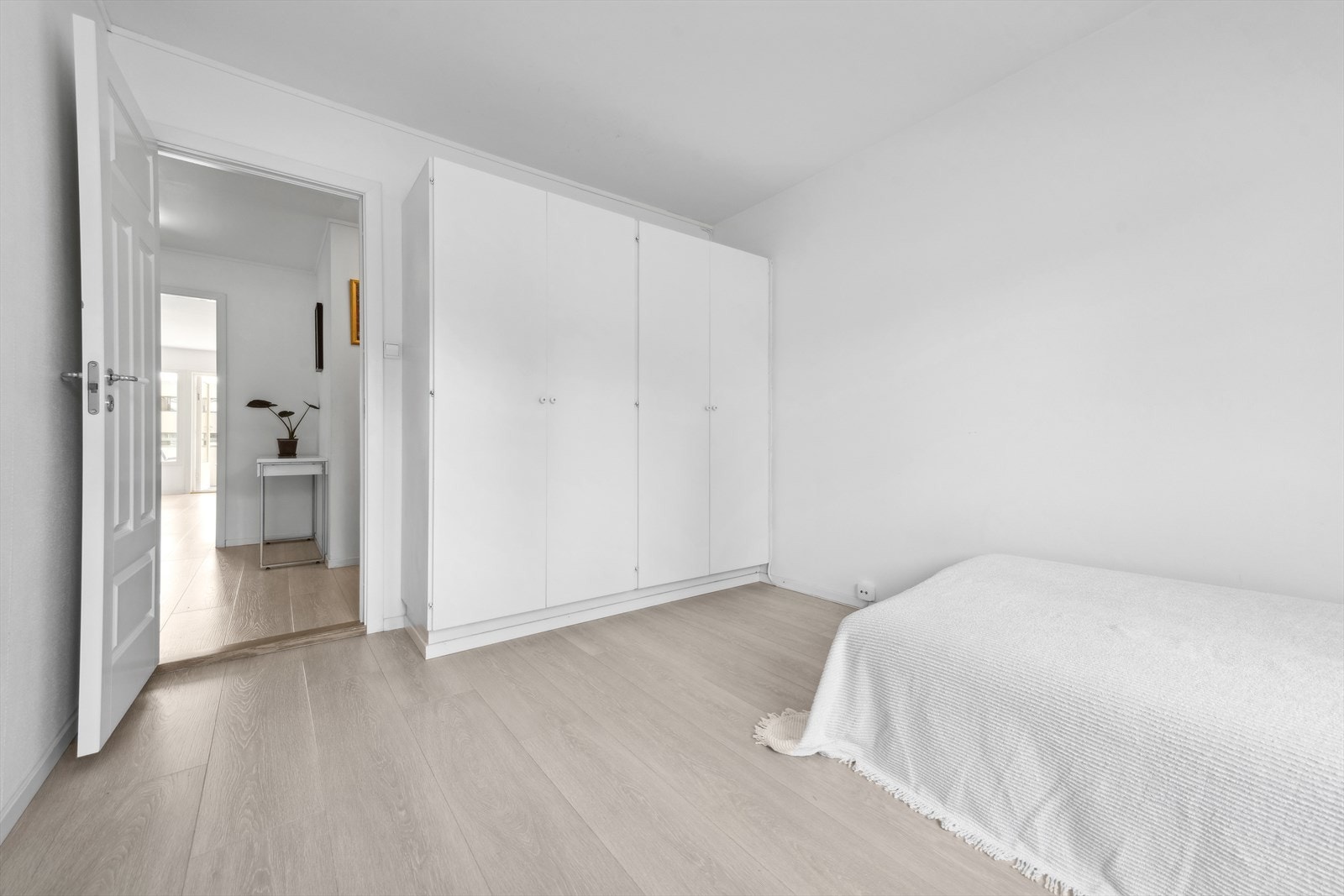 Videre er rommet innredet med et praktisk garderobeskap med god plass til oppbevaring av tøy og diverse. Galleribilde