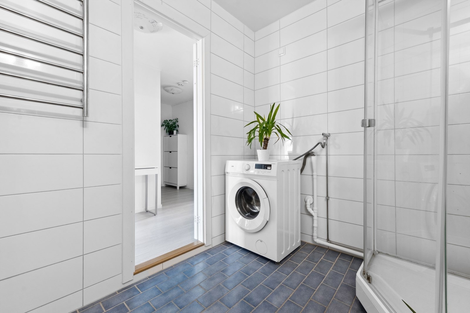 Det er også tilrettelagt for vaskemaskin, slik at du kan håndtere klesvasken enkelt og praktisk på badet. Galleribilde