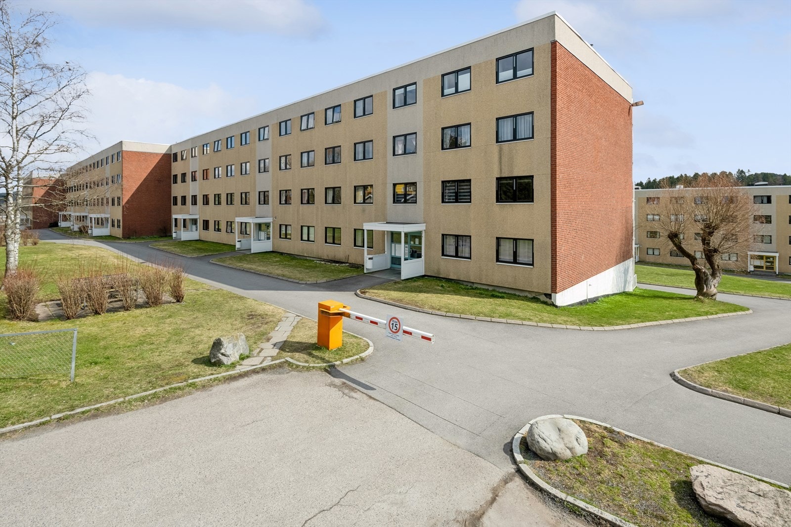 Velkommen til denne flotte leiligheten med inngang på begge sider, som gir deg valget mellom to praktiske veier inn. Enten tar du trappen opp fra nedsiden, eller du går direkte inn til leiligheten via den andre inngangen med trappefri adkomst. Galleribilde