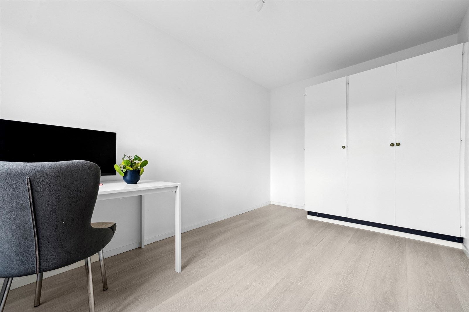 Rommet benyttes i dag som et kontor og er innredet med garderobeskap. Rommet kan enkelt innredes etter ønske og behov. Galleribilde