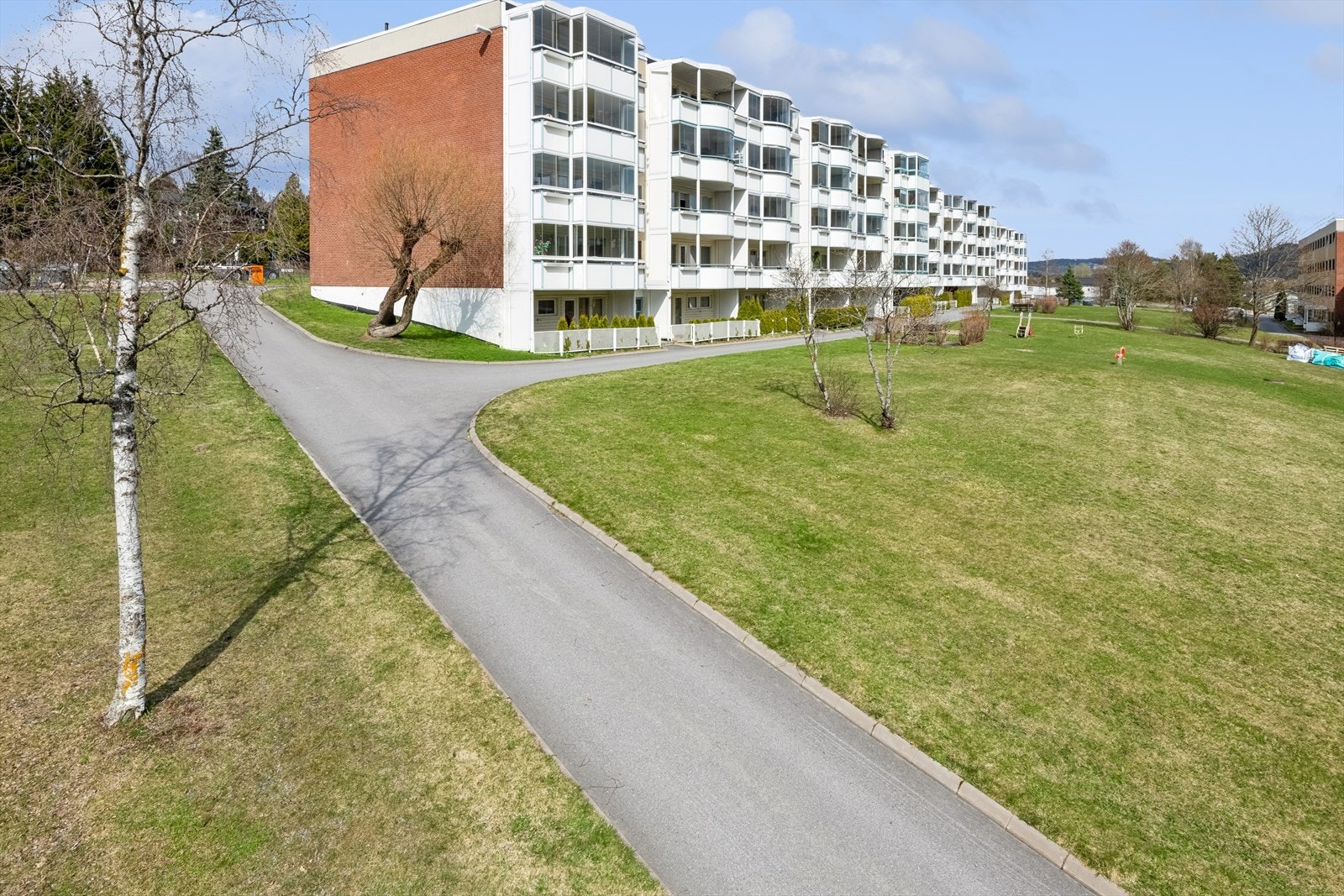 Området har nærhet til skoler, barnehager, offentlig kommunikasjon og et rikt utvalg av fasiliteter. Galleribilde