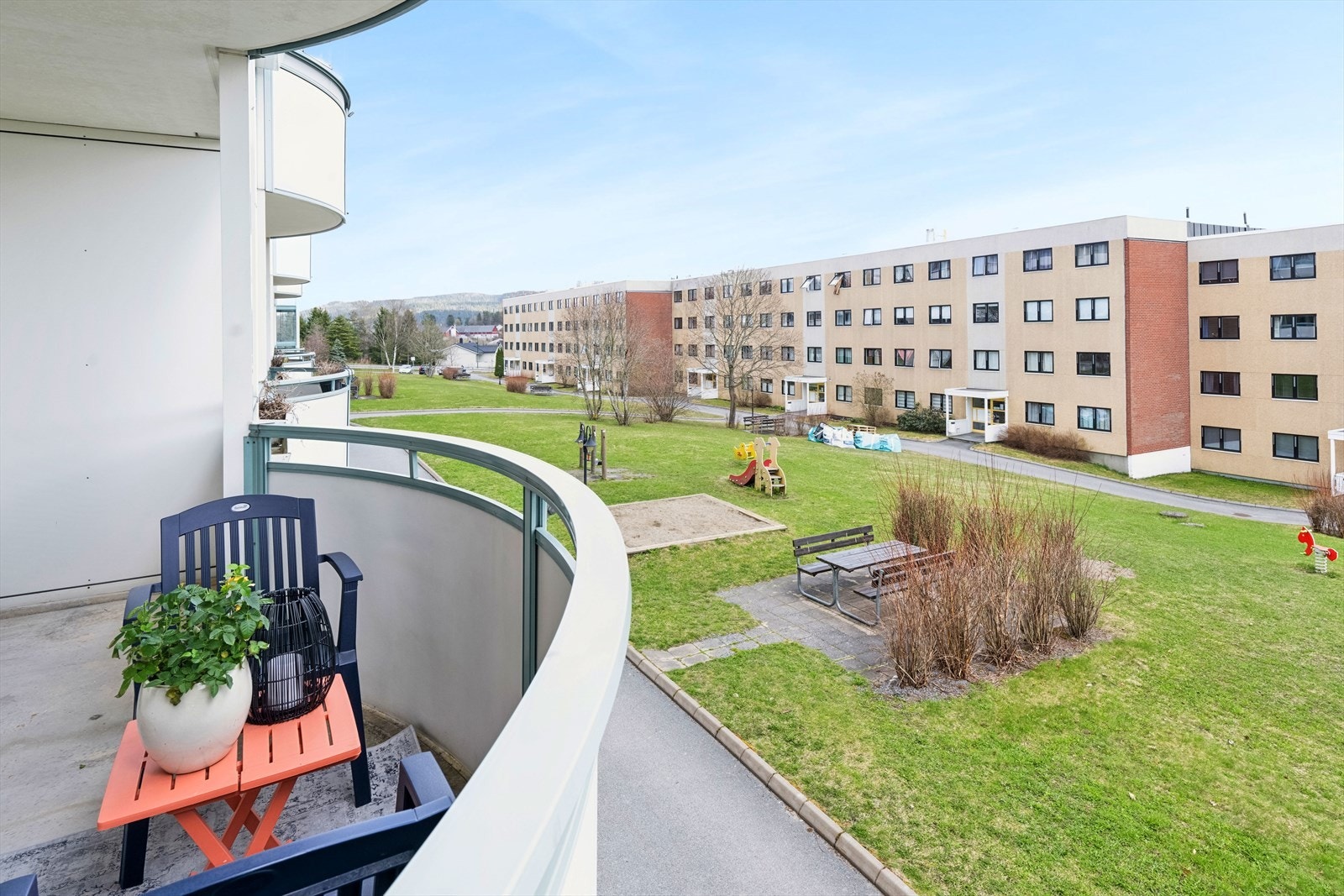 Fra balkongen er det utsikt mot sameiets fellesarealer. Galleribilde