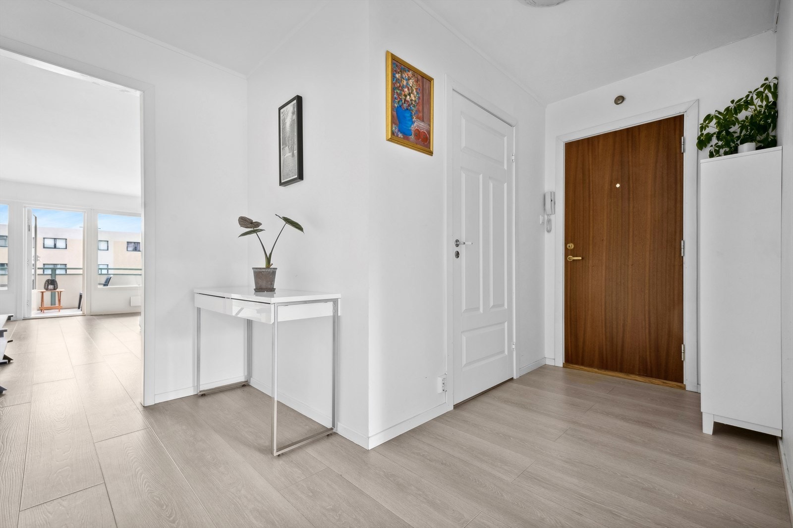Idet du entrer, møtes du av en innbydende og lyst malt entre. Fra entreen har du tilgang til en romslig lagringsbod på 4 kvm, som er ideell for deg som trenger ekstra plass til oppbevaring. Galleribilde