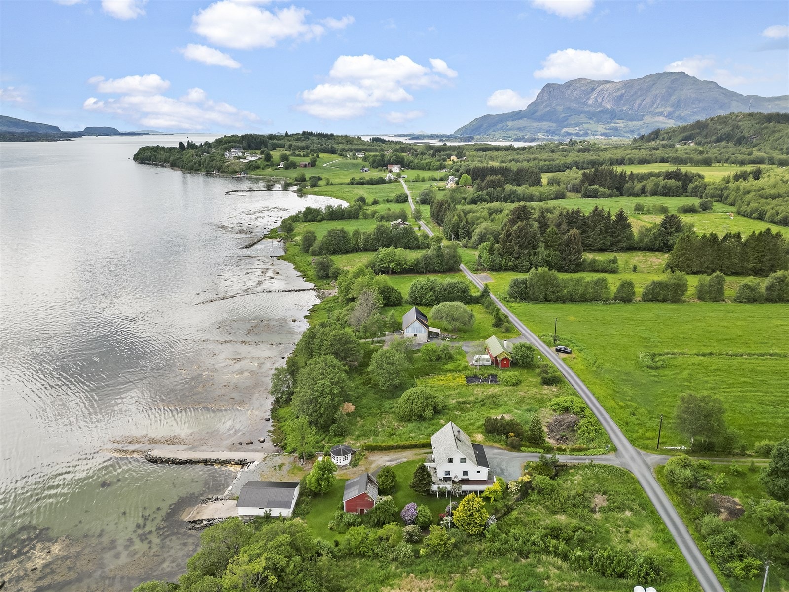 - Her er det kort vei til kystkommunen Askvoll som er et eldorado for fritidsaktiviteter med nærhet til både fjord, fjell og hav - Galleribilde