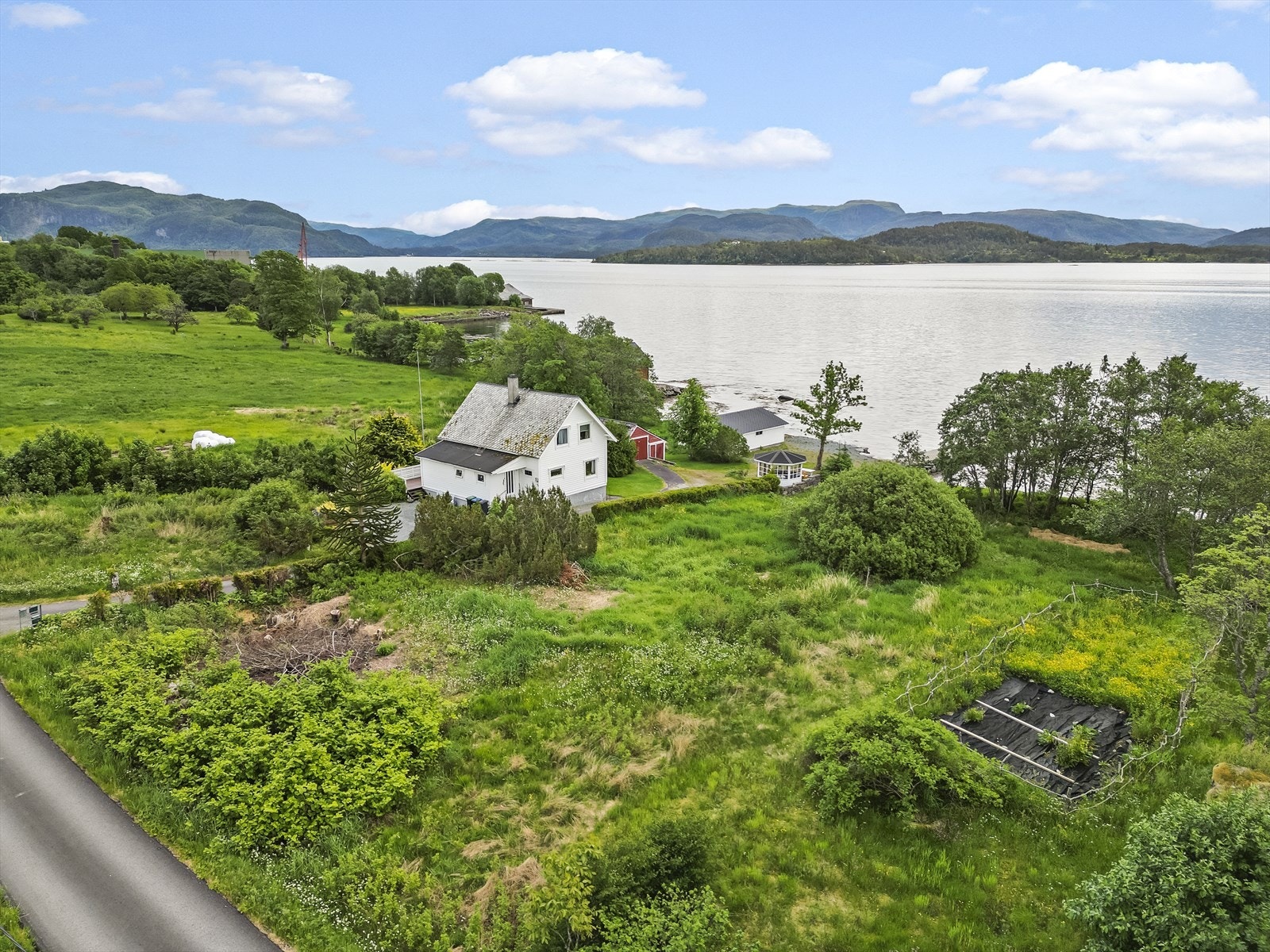 - Tomten har kort strandlinje til sjøen med fin utsikt over Dalsfjorden - Galleribilde