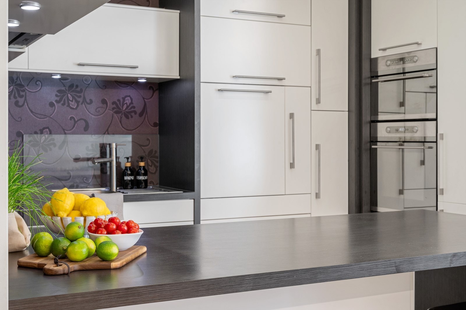 - Den åpne stue-/kjøkkenløsningen bidrar til en åpen og sosial sone, og gjør serveringen svært enkel - Galleribilde