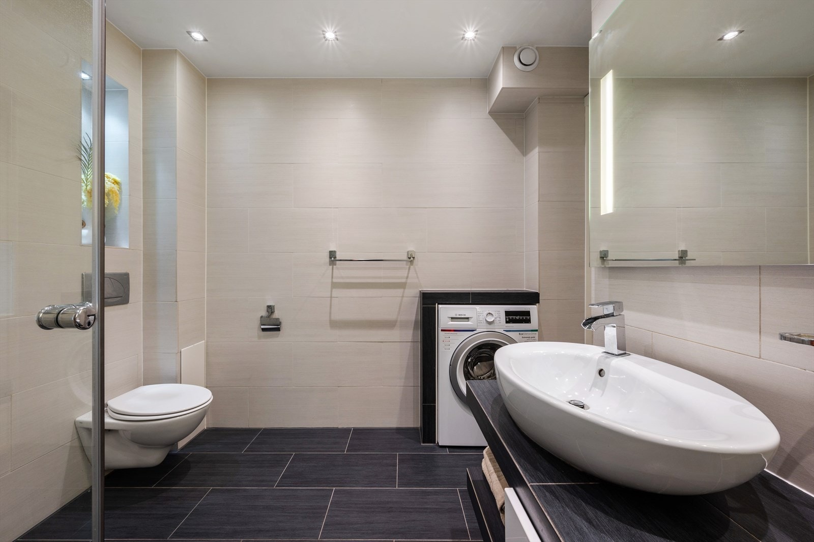 - Samt tilsvarende nisje over toalett. Merk også praktisk løsning for vaskemaskin - Galleribilde