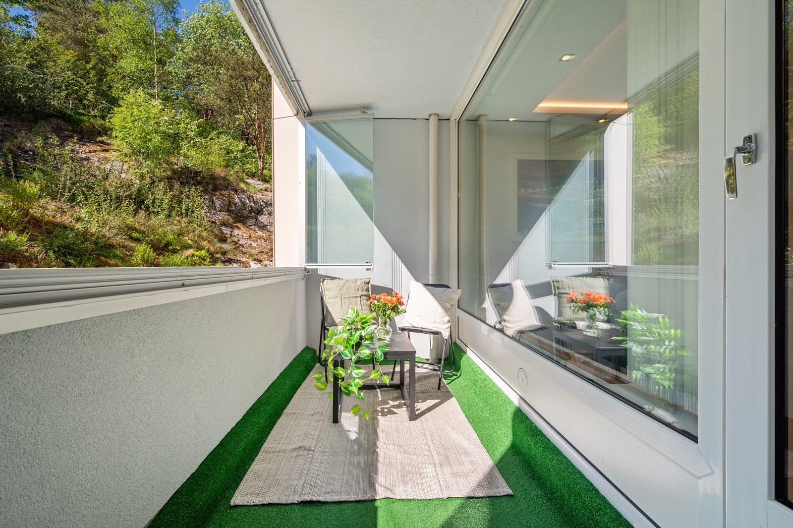 - Herlig innglasset balkong på 5,6m². Det at balkongen er innglasset gjør bruksmulighetene betraktelig større, og den kan nytes året rundt - Galleribilde