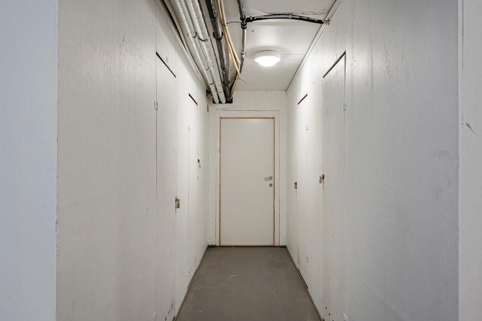 - Leiligheten disponerer en ekstern bod i underetasjen på hele 10,7m² - perfekt for oppbevaring av dekk, sesongutstyr og ting du ellers ikke har behov for i hverdagen - Galleribilde