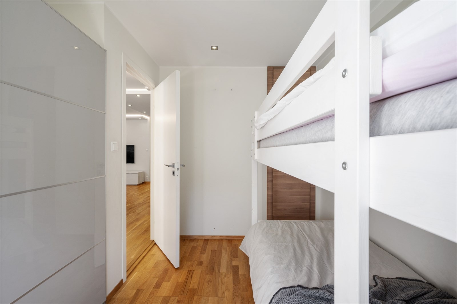 - Merk plassbygget garderobeløsning også her - Galleribilde