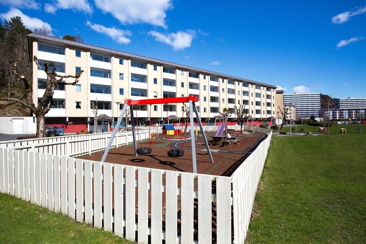 - En av flere fine lekeplasser i nærområdet -.jpg Galleribilde