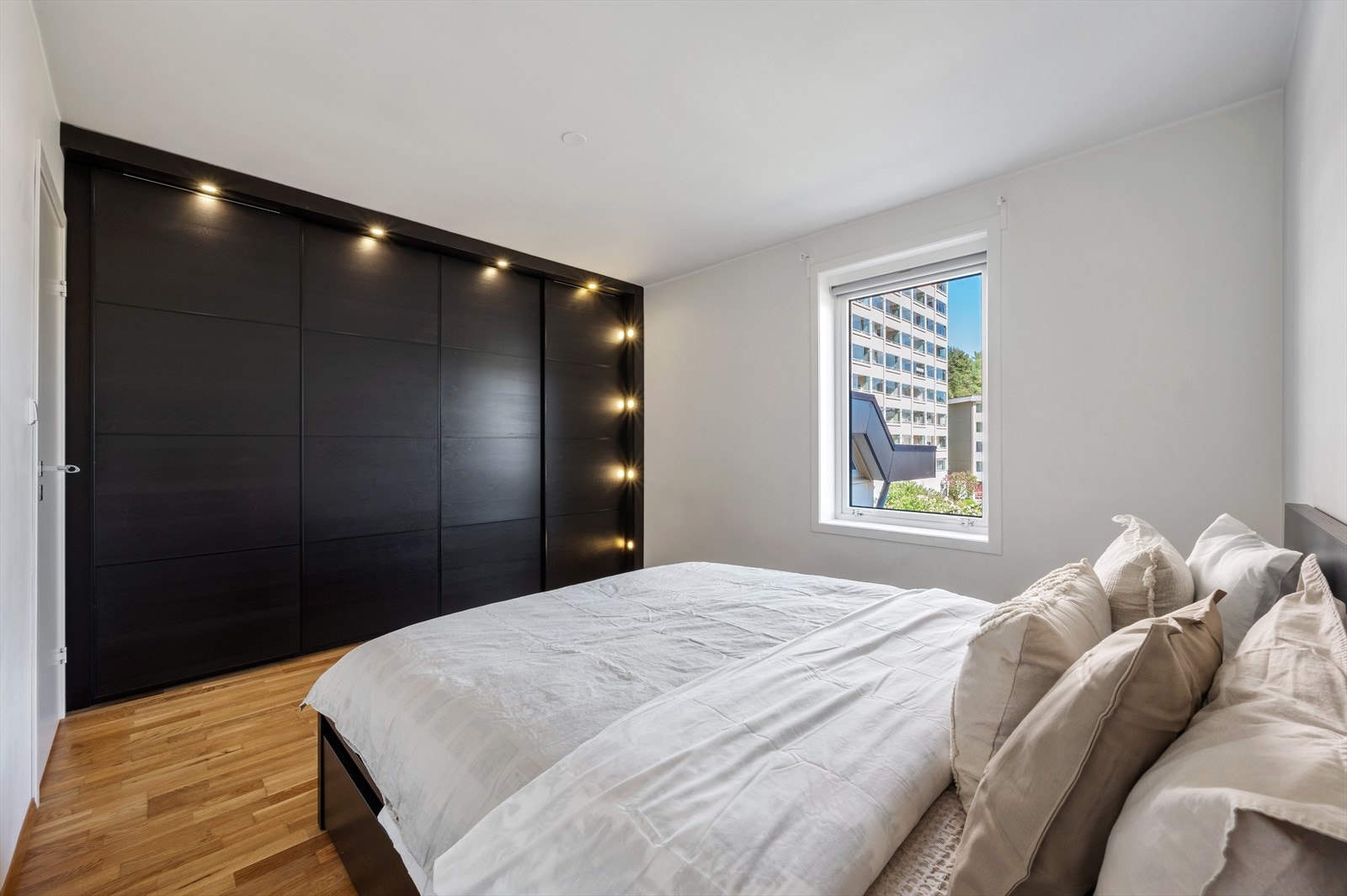 - Merk stor, medfølgende garderobeløsning - Galleribilde