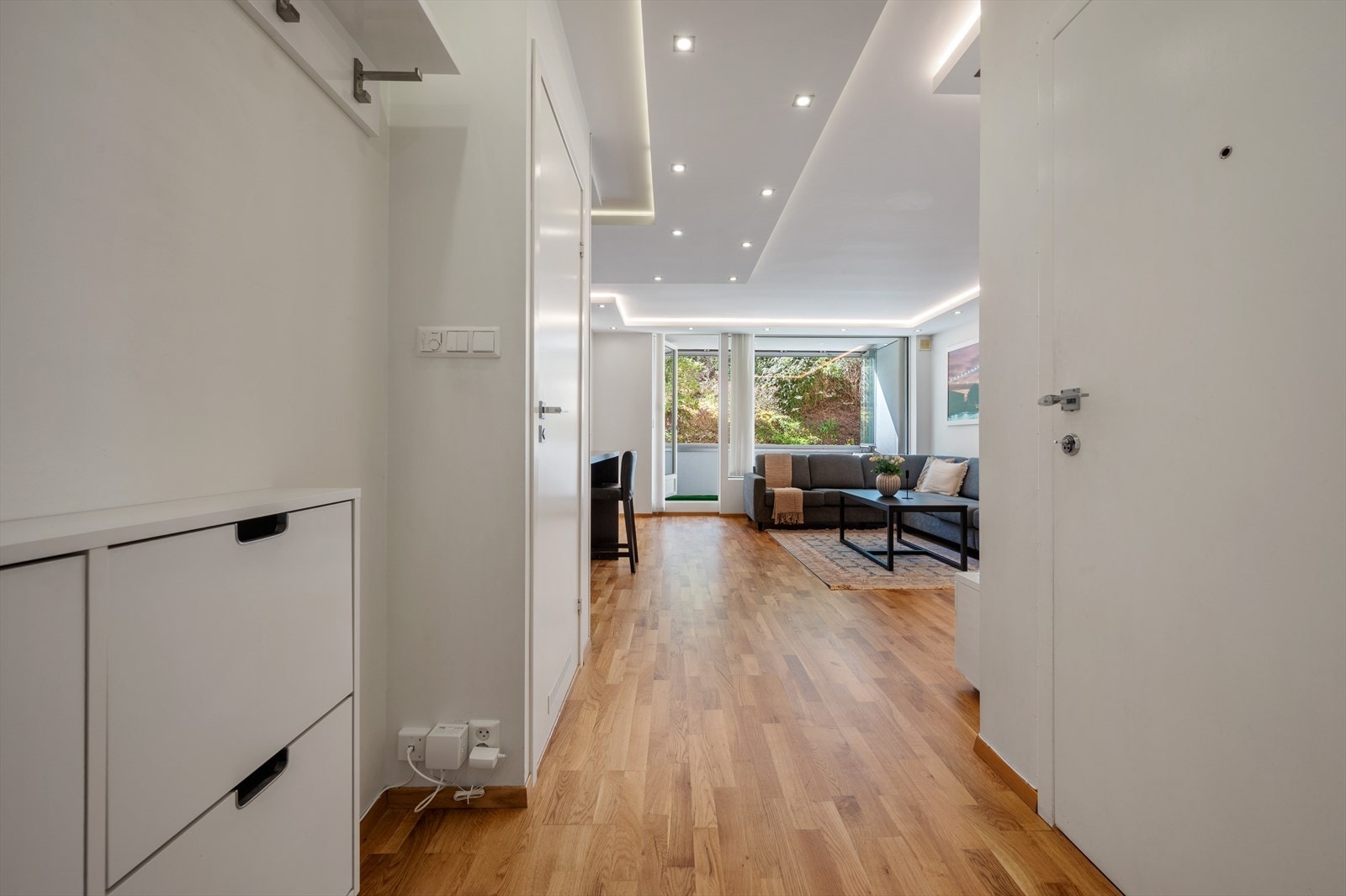 - Romslig entré med god plass til ønsket oppbevaringsløsning - Galleribilde