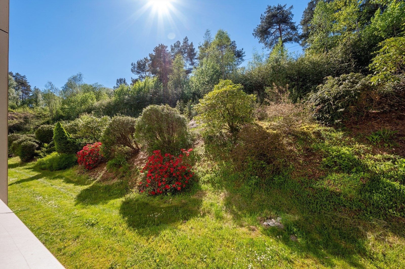 - Balkongen er vendt mot skjermet grøntareal, og oppleves privat uten noen form for sjenerende innsyn - Galleribilde