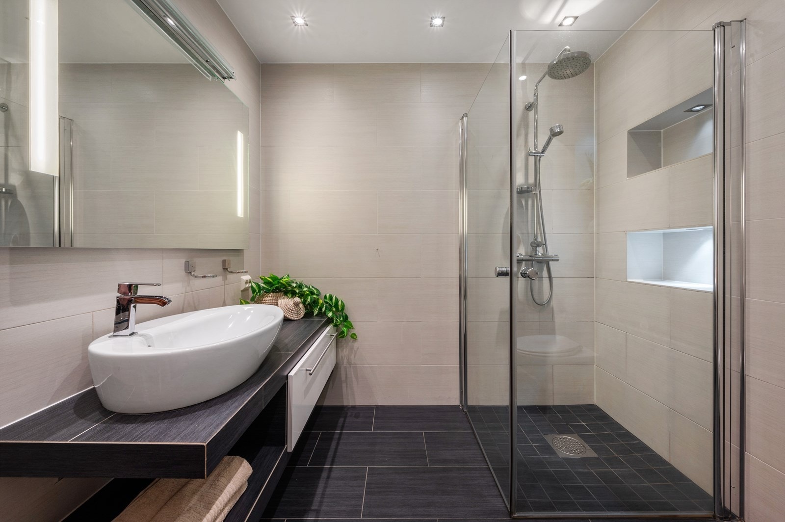 - Merk nisje i dusj med integrert belysning - Galleribilde